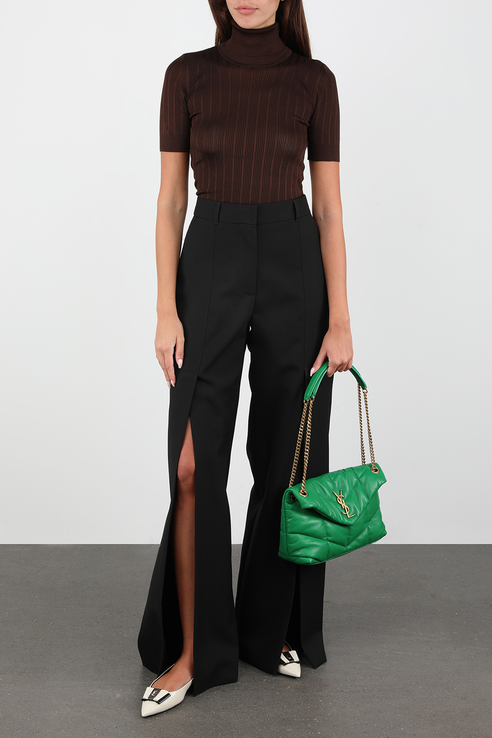 תמונת דוגמן קידמית של תיק פאפר מעור עם לוגו מונוגרמי