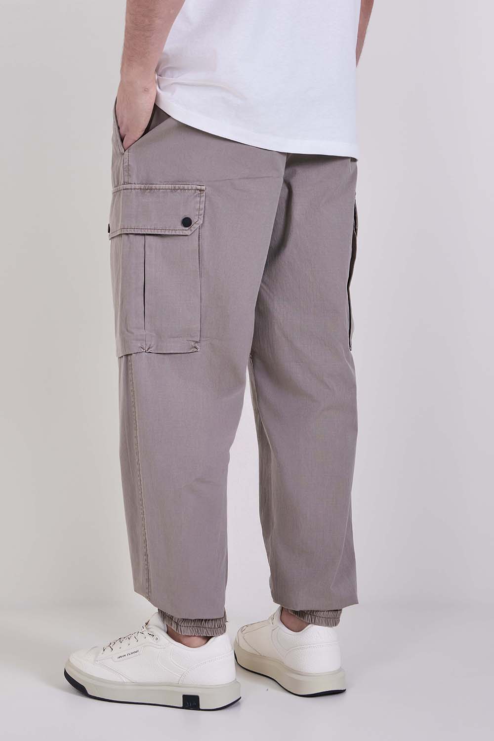 תמונת דוגמן אחורית של מכנסי קרגו