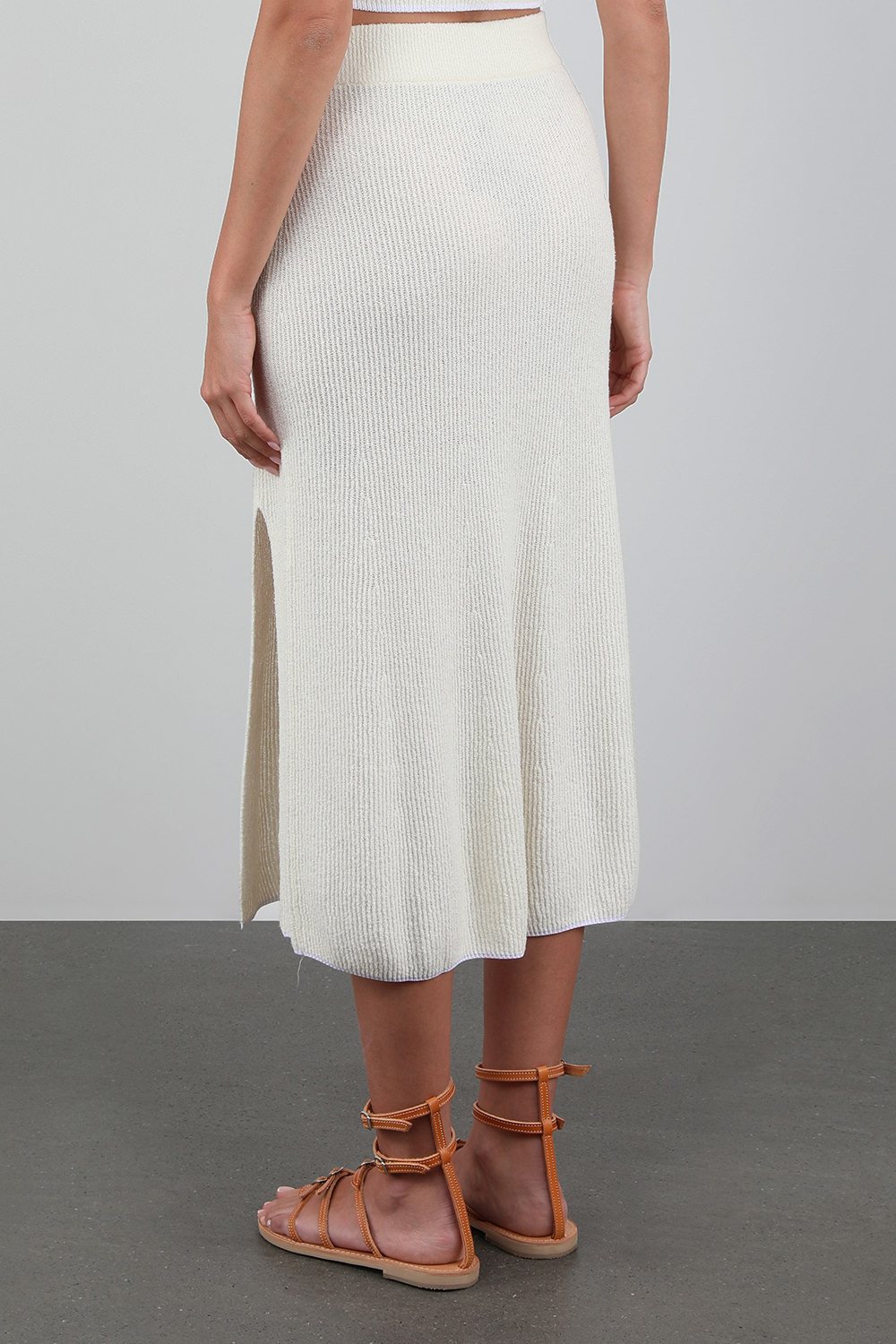 תמונת דוגמן אחורית של חצאית מידי ריב לבנה