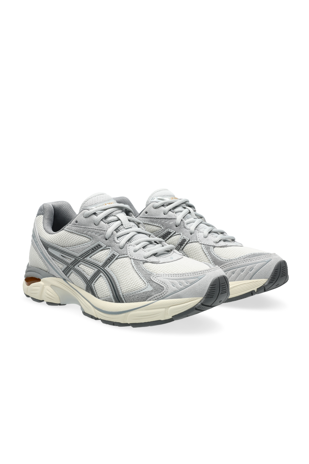 תמונת תקריב של נעלי סניקרס 2160