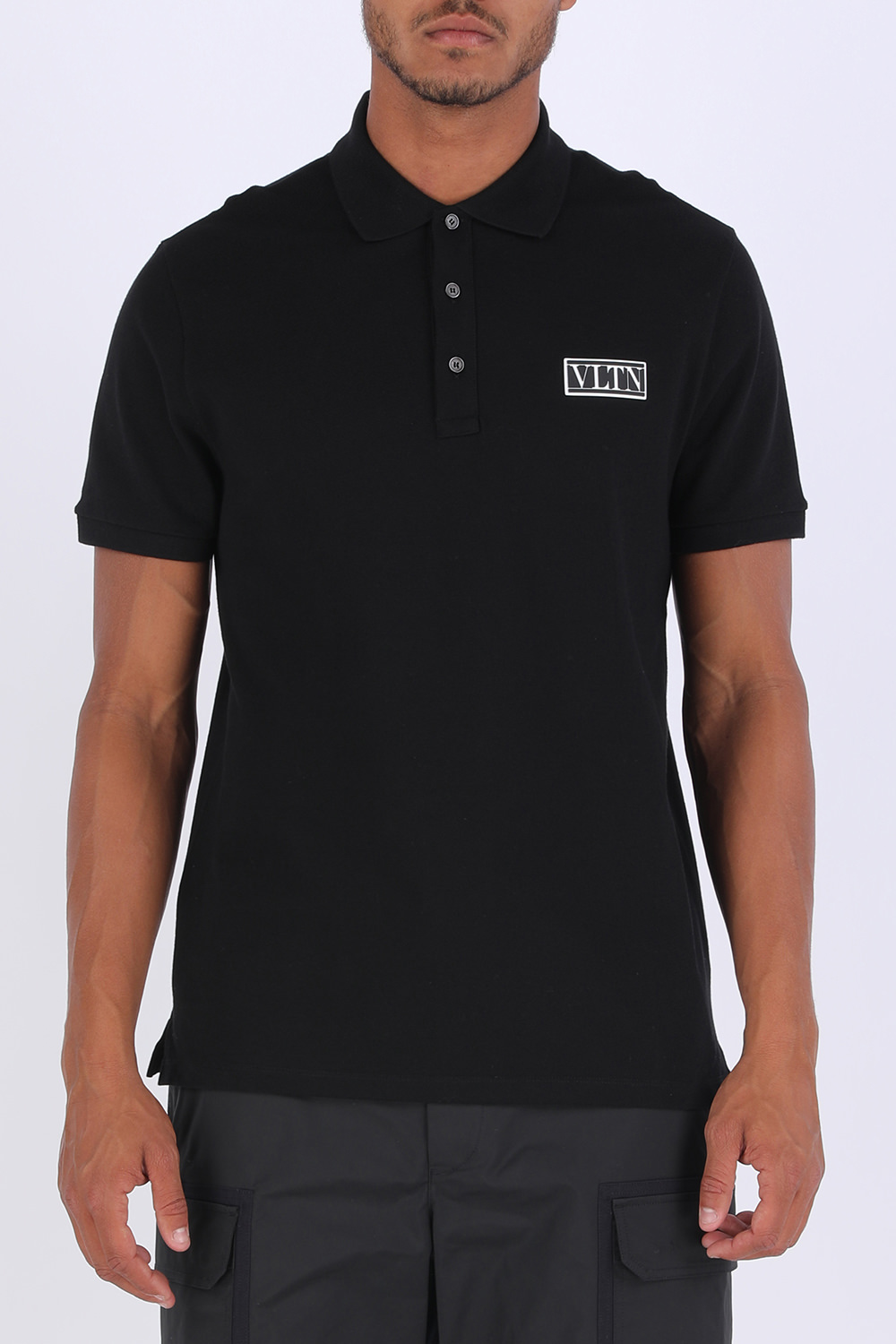 תמונת דוגמן קידמית של חולצת פולו שחורה עם לוגו מכותנה