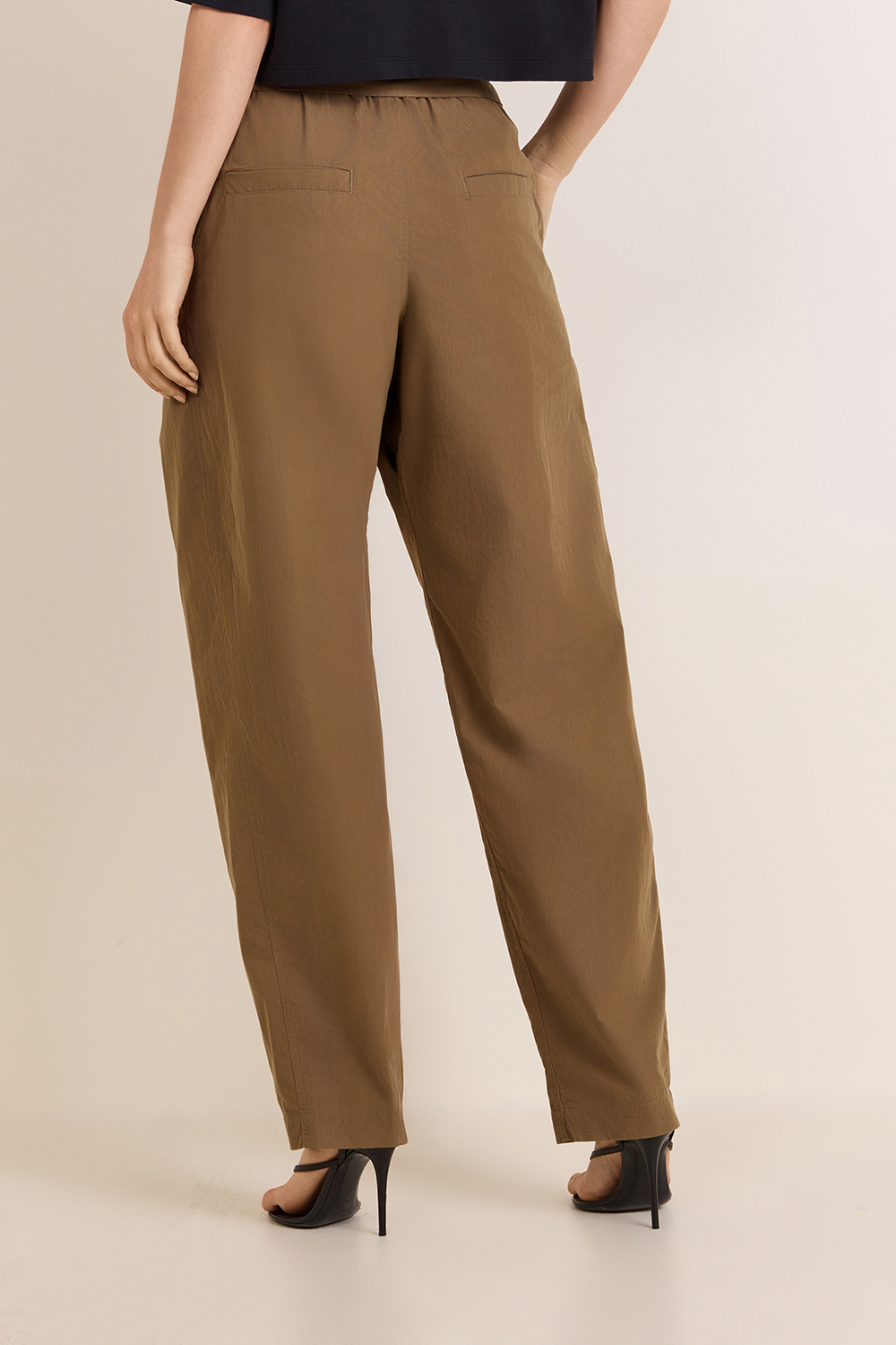 תמונת דוגמן אחורית של מכנסיים בגזרה משוחררת