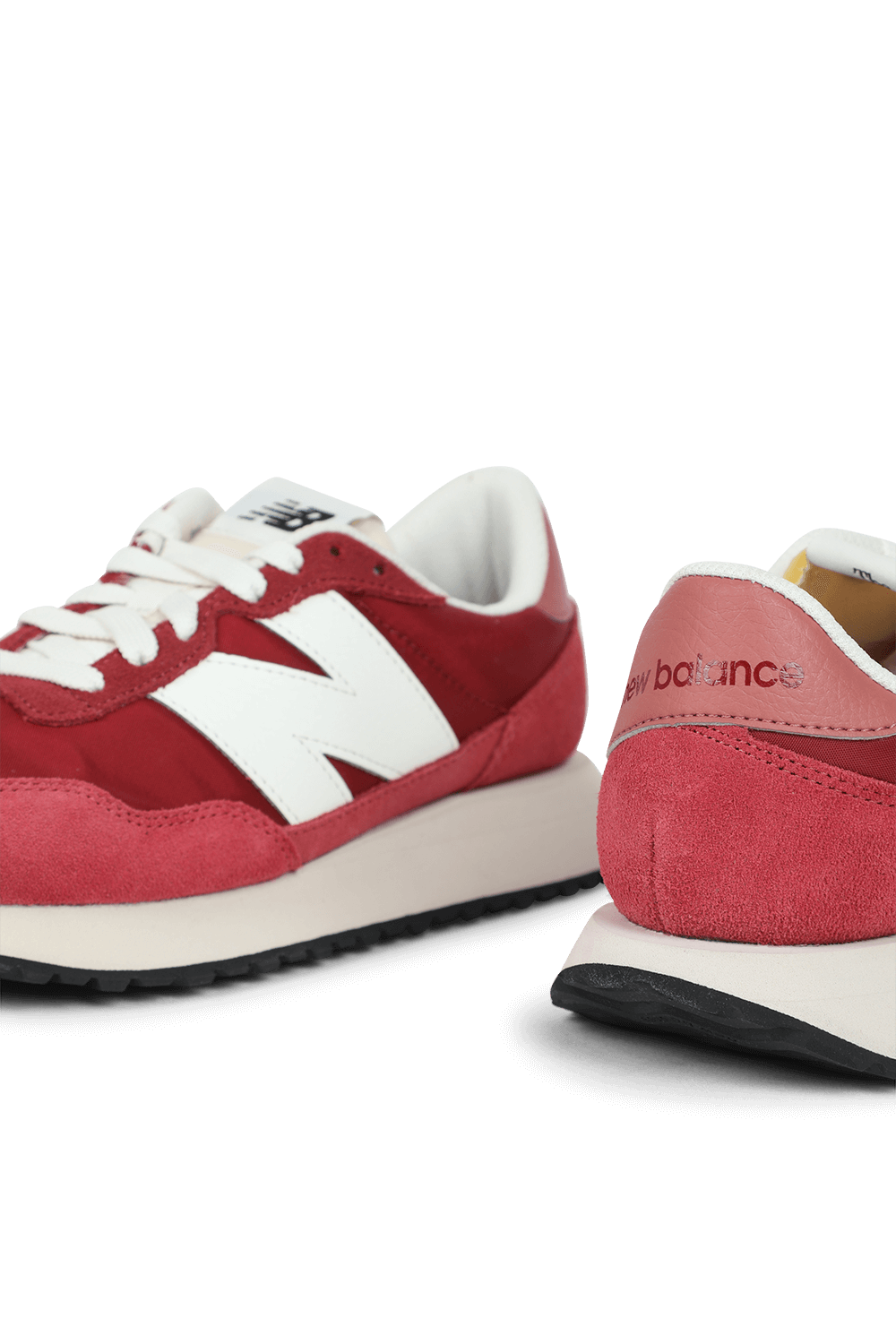 תמונת תקריב של נעלי סניקרס קלאסיות בגווני אדום ולבן