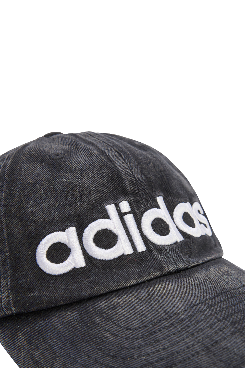 תמונת תקריב של כובע מצחייה אדידס X סונג