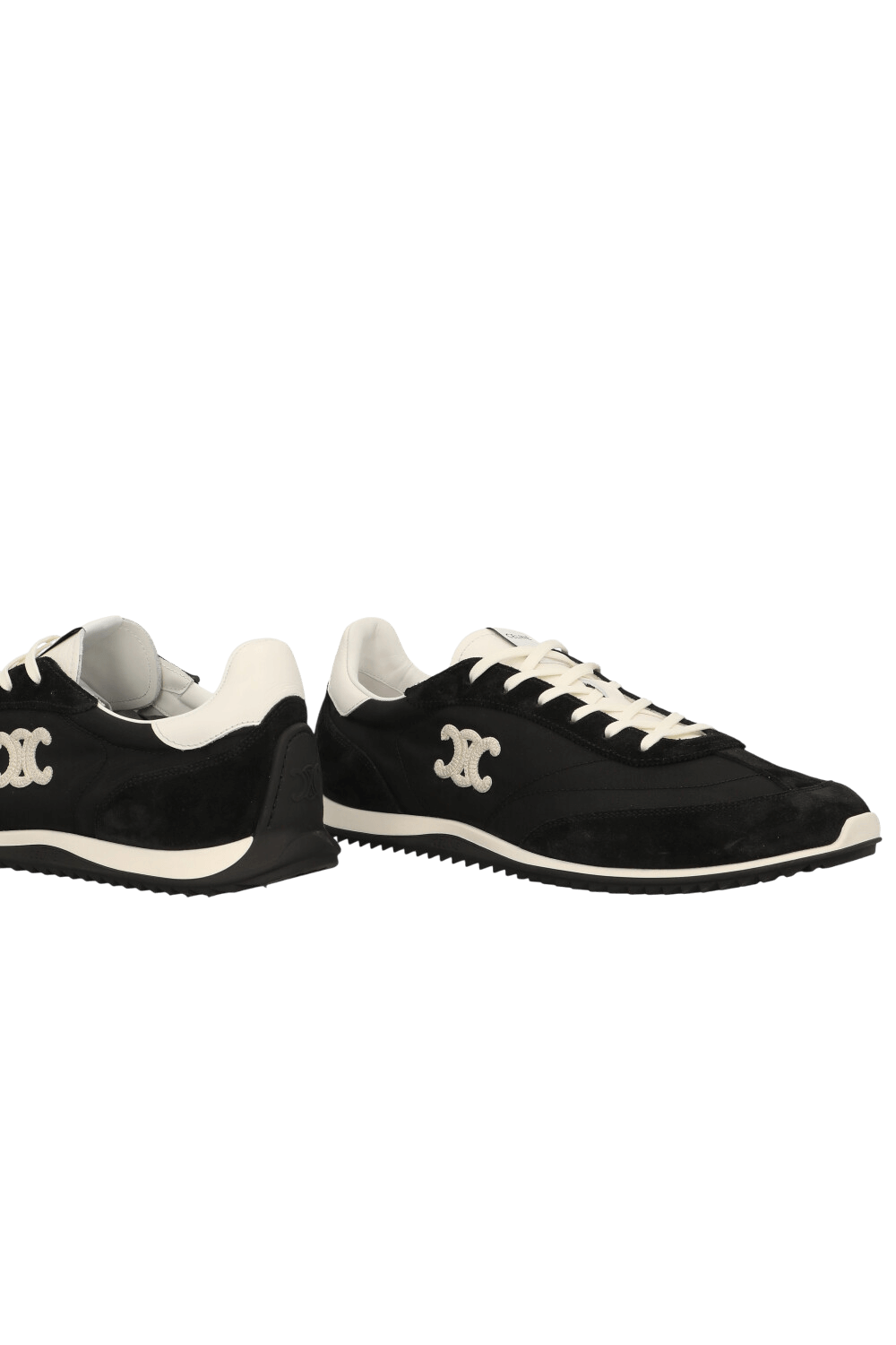 תמונת תקריב של נעלי סניקרס