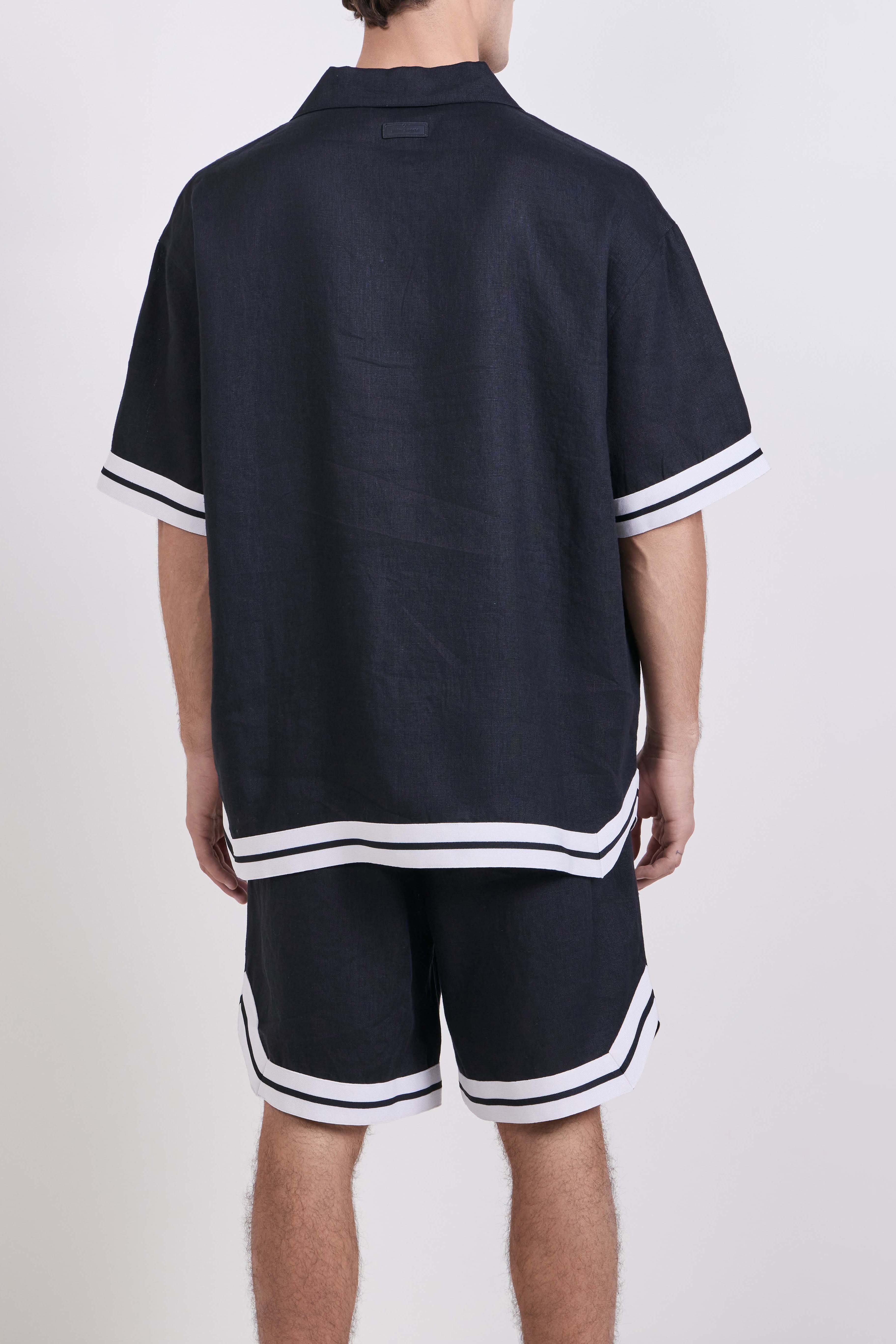 תמונת דוגמן אחורית של חולצת כפתורים קצרה פשתן