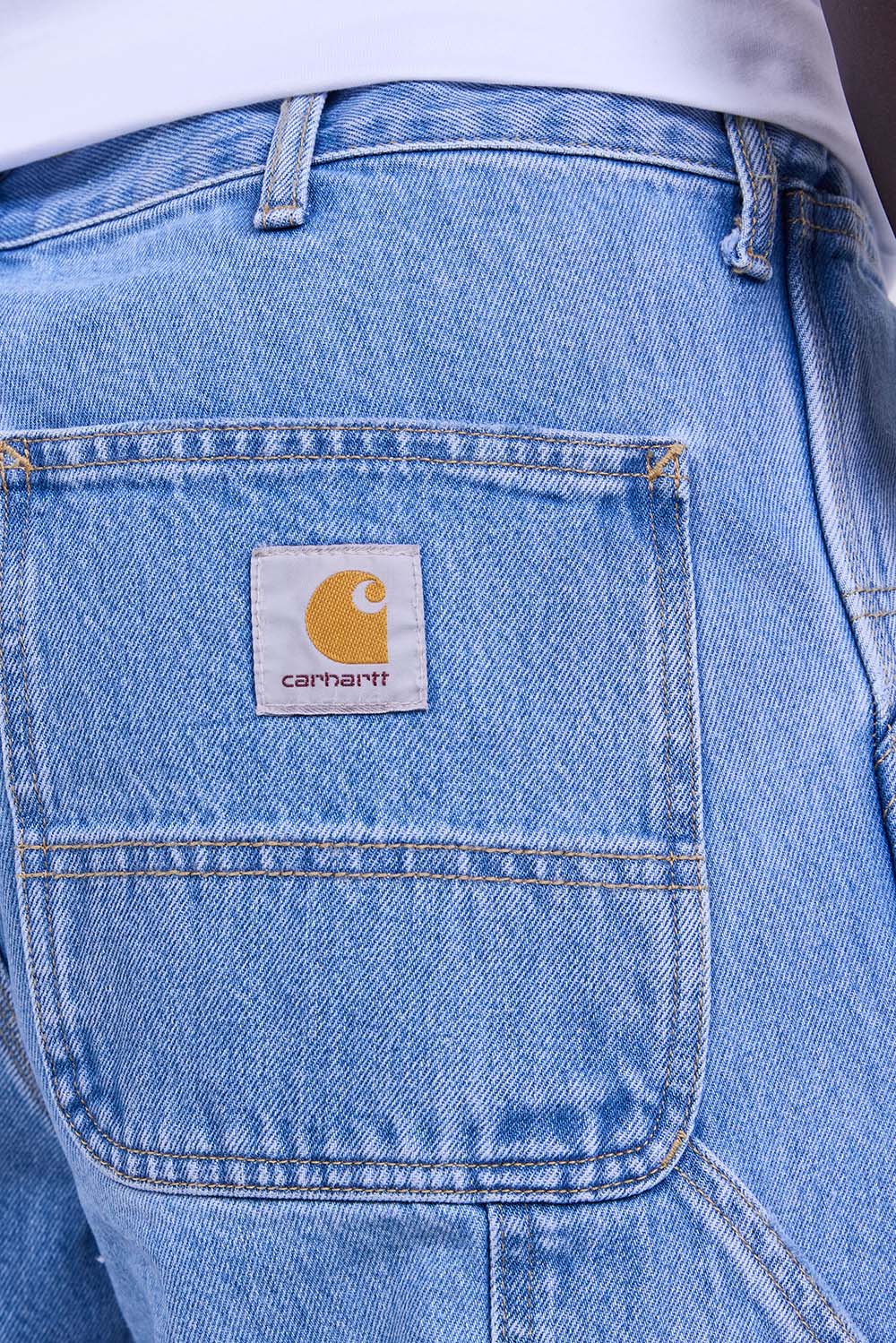 תמונת תקריב דוגמן של מכנסי ג'ינס סינגל ניי