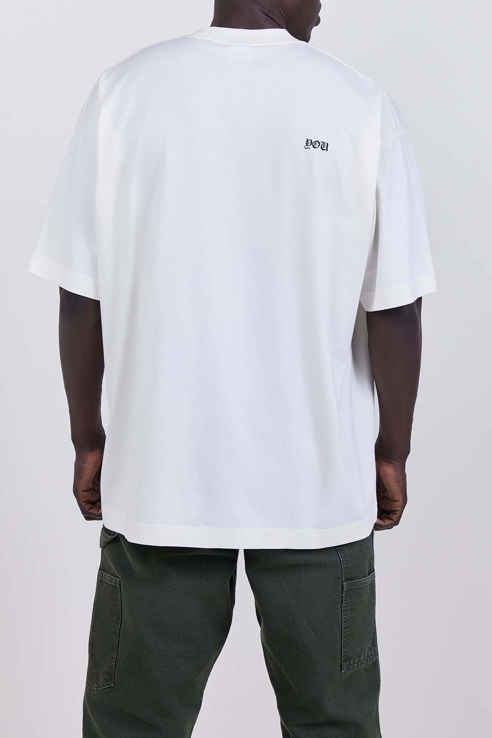 תמונת דוגמן אחורית של חולצת טי