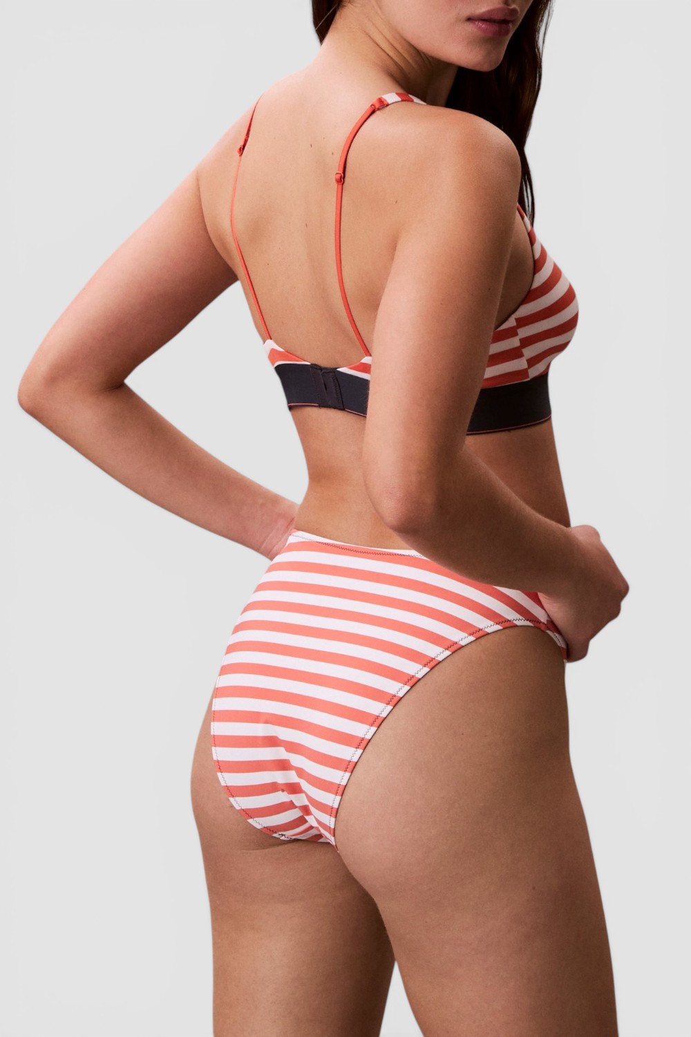 תמונת דוגמן אחורית של תחתוני ביקיני  בגזרה גבוהה