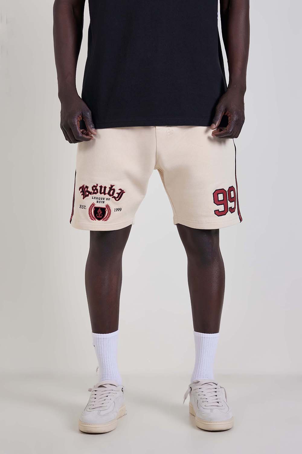 תמונת דוגמן קידמית של מכנסי ג'וגר קצרים