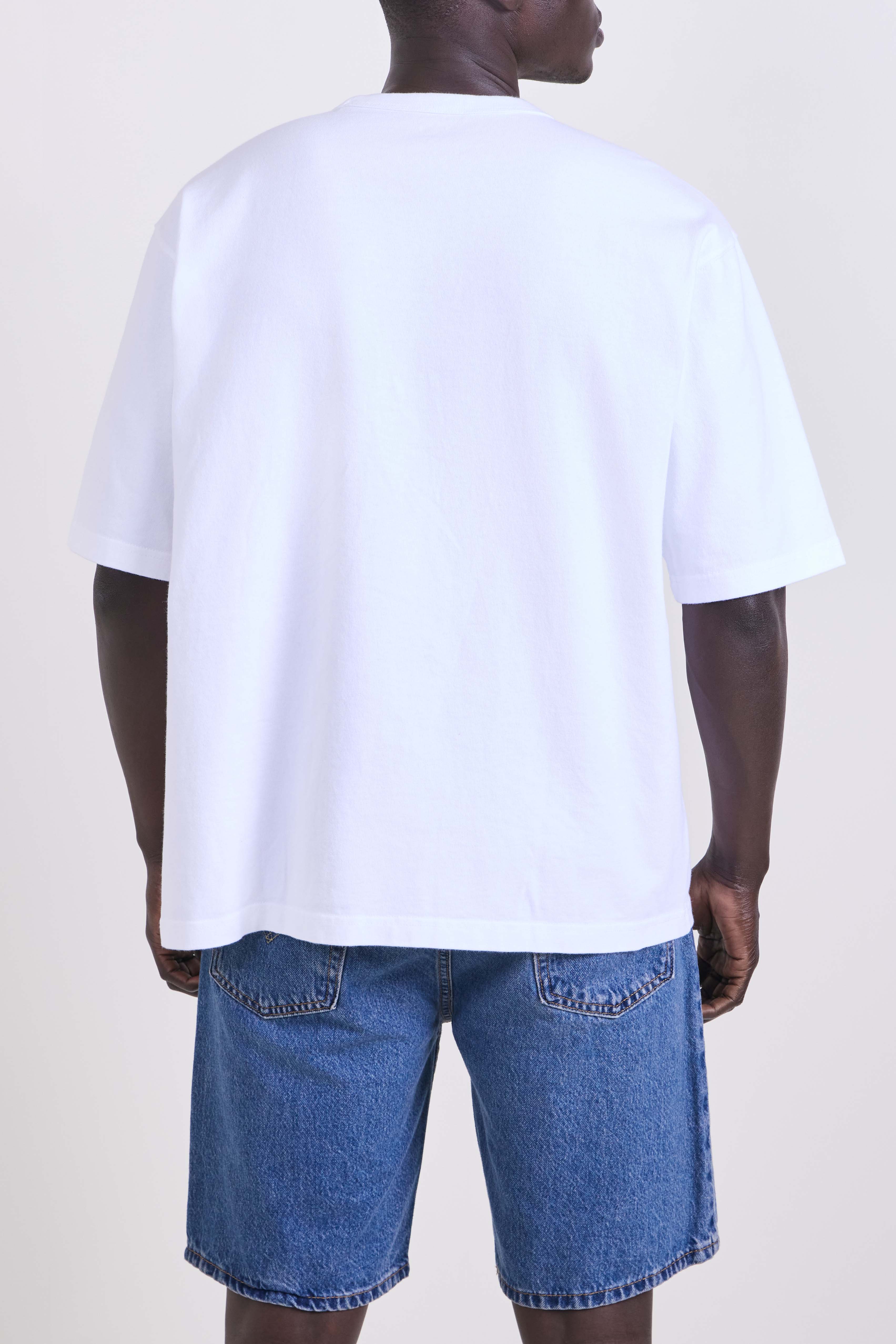 תמונת דוגמן אחורית של חולצת טי בגזרה משוחררת