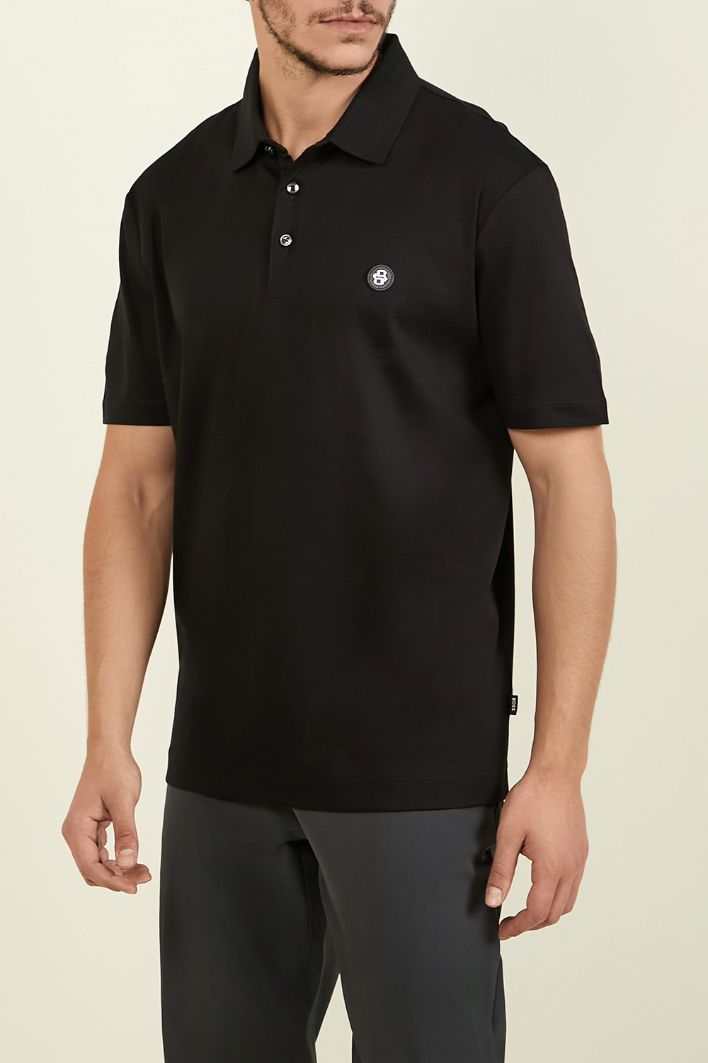 תמונת דוגמן קידמית של חולצת פולו קצרה