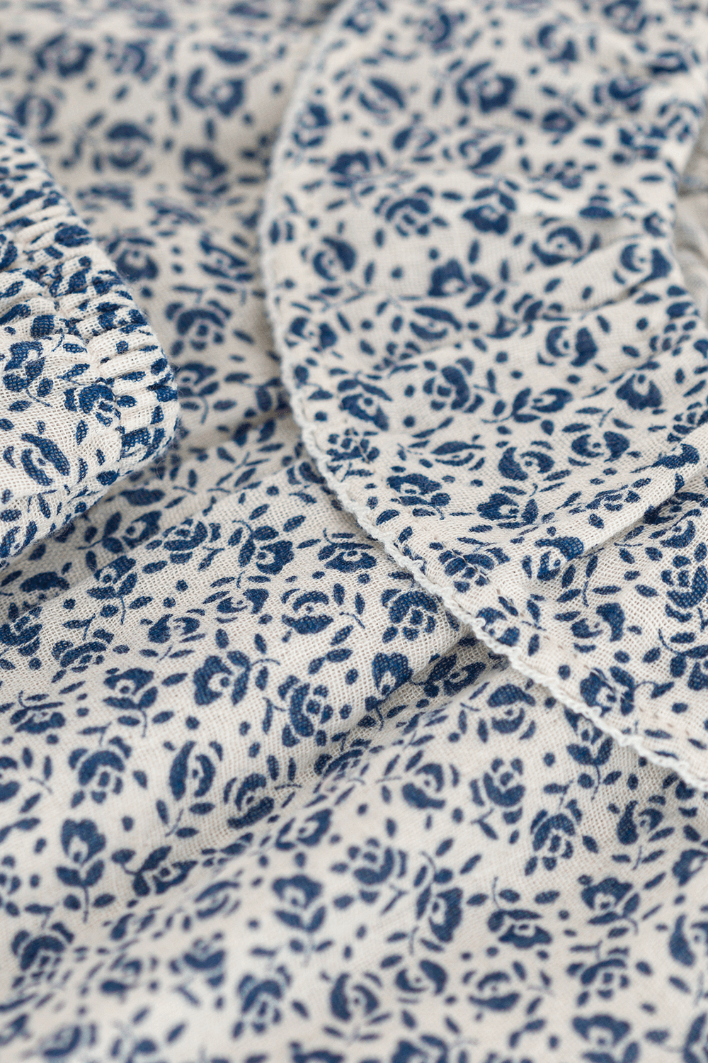 תמונת תקריב של שמלה עם כיסוי תחתון לחיתול - גילאי 18-36 חודשים