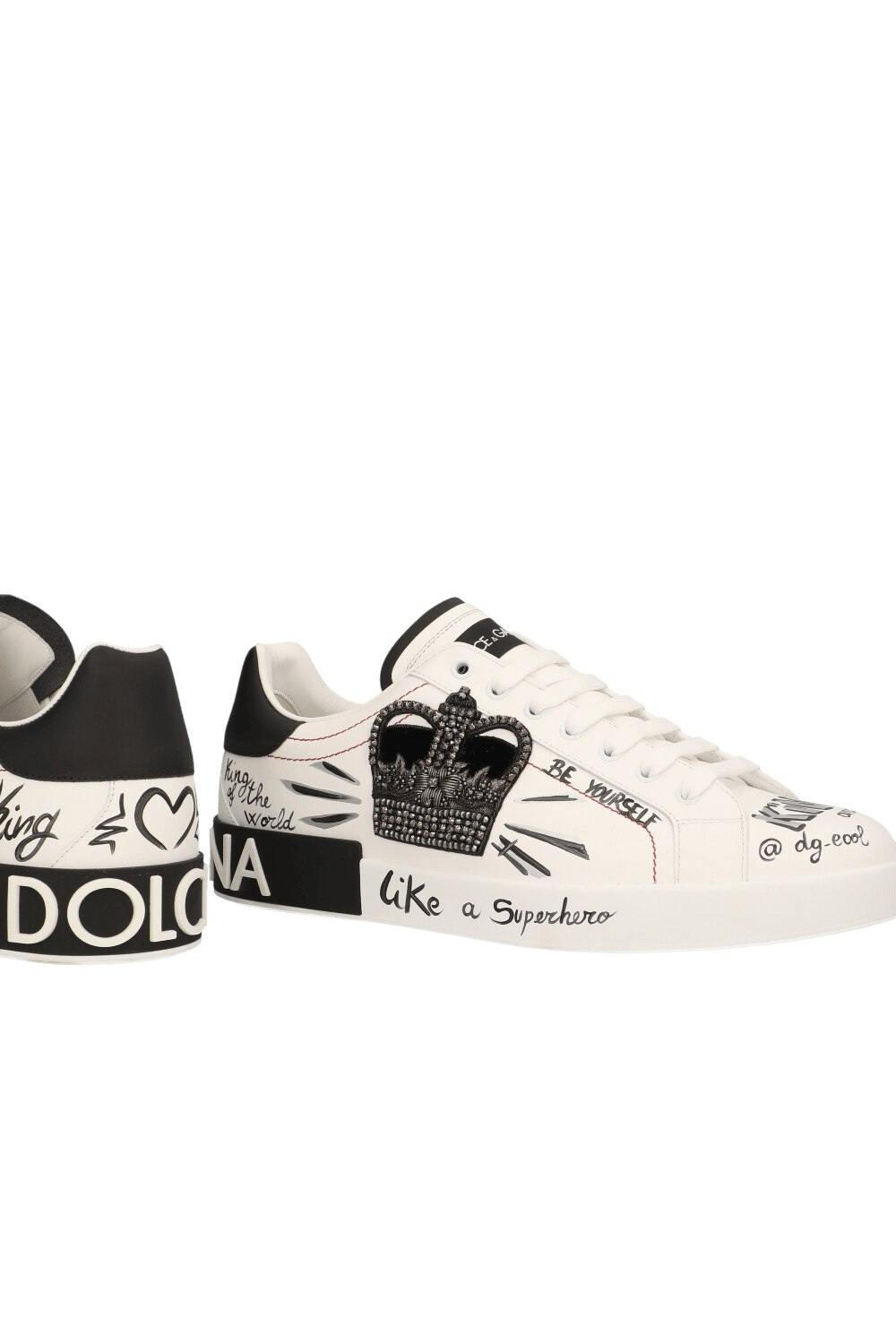 תמונת תקריב של נעלי סניקרס