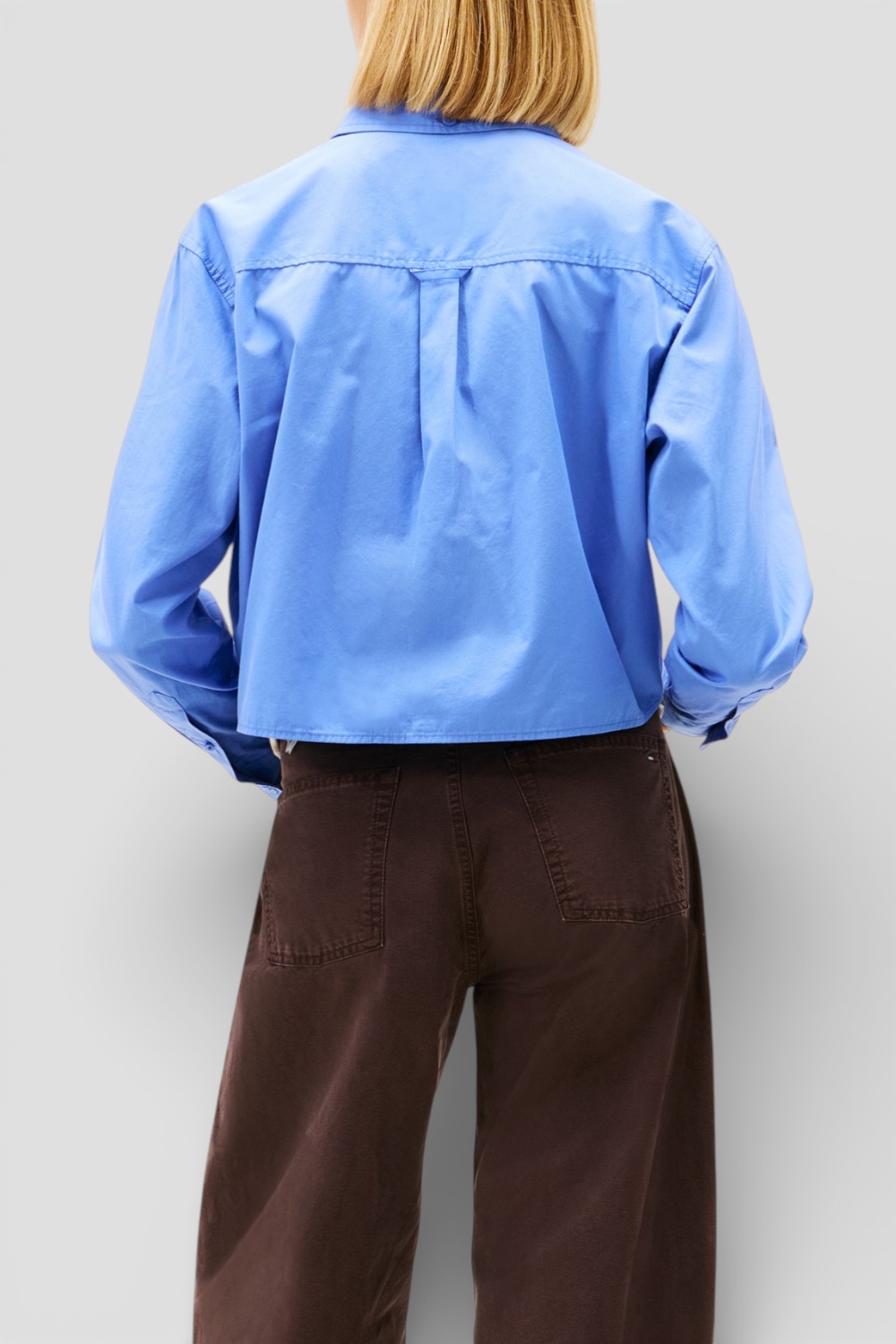 תמונת דוגמן אחורית של חולצה מכופתרת