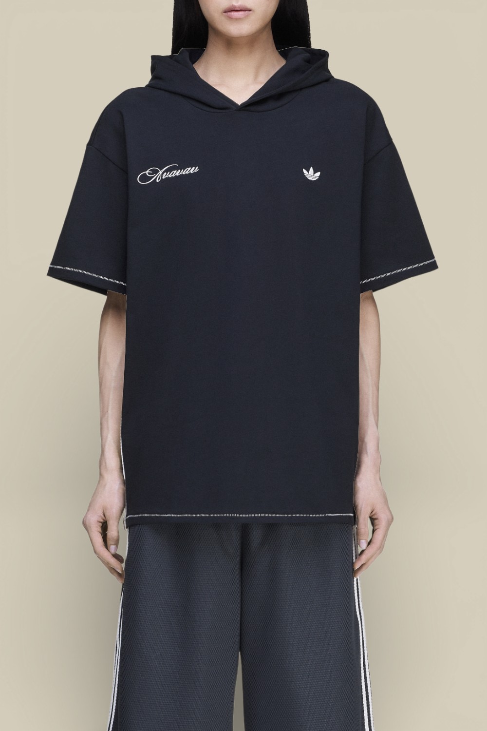 תמונת דוגמן קידמית של חולצת טי קפוצ'ון