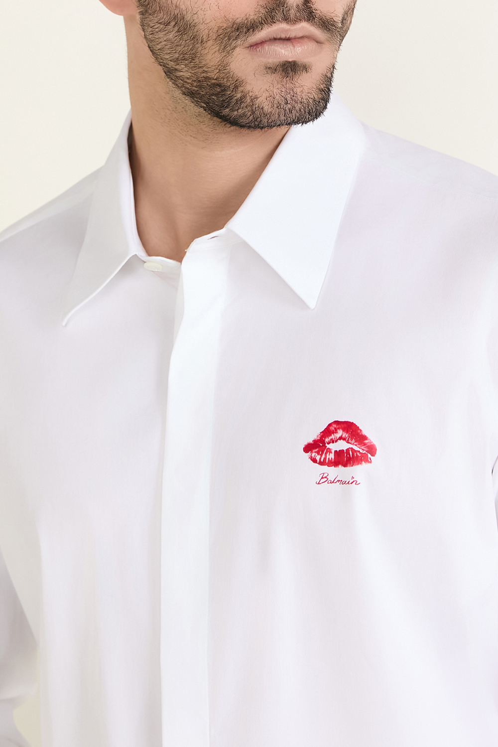 תמונת תקריב דוגמן של חולצת כפתורים קיס