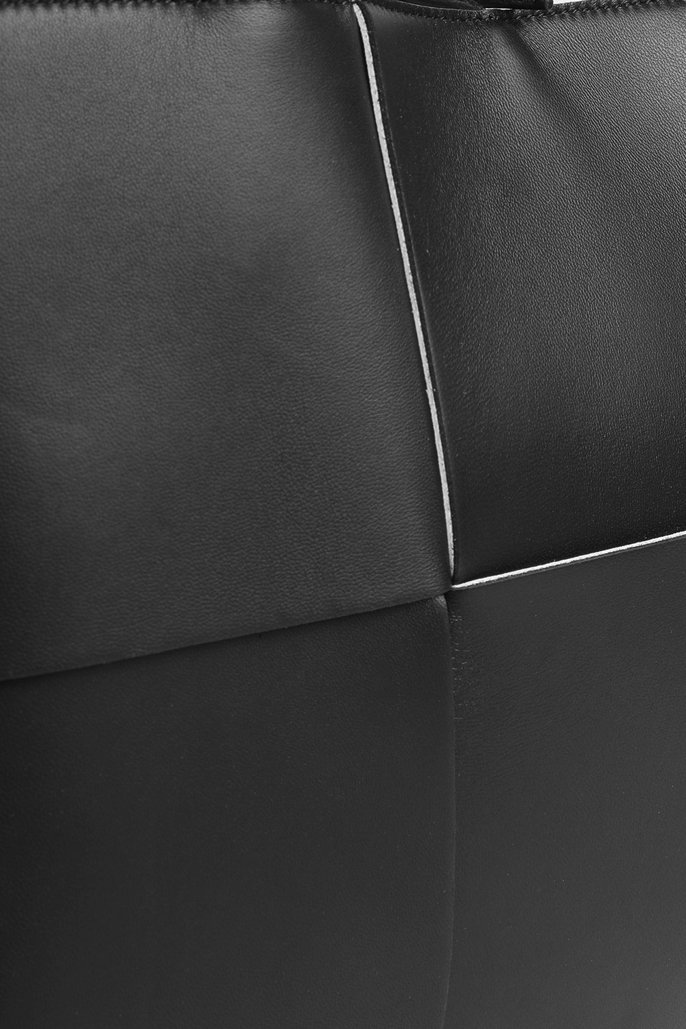 תמונת תקריב של Arco Tote in Black