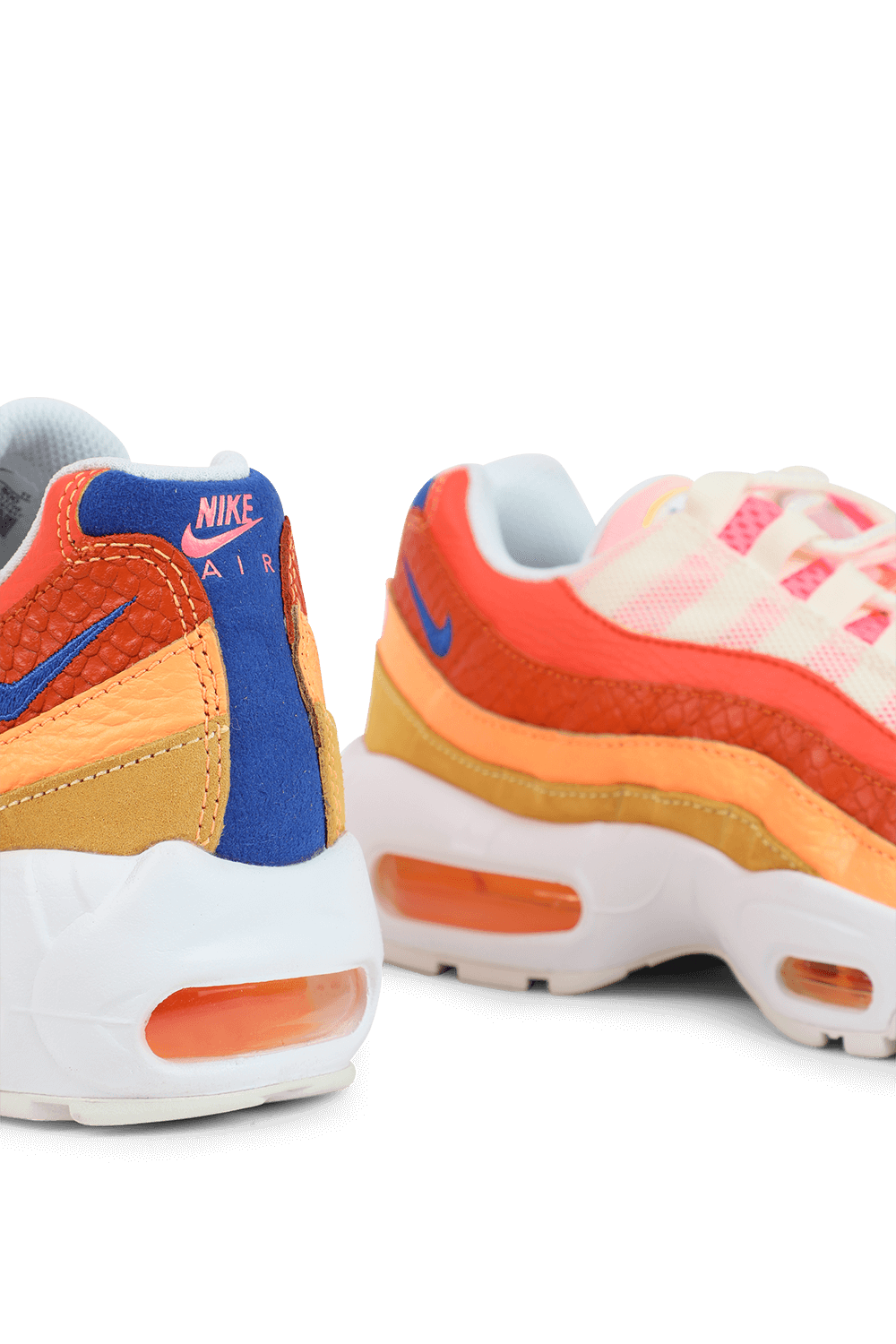 תמונת תקריב של נעלי ספורט אייר מקס 95 בגווני לבן כתום וכחול