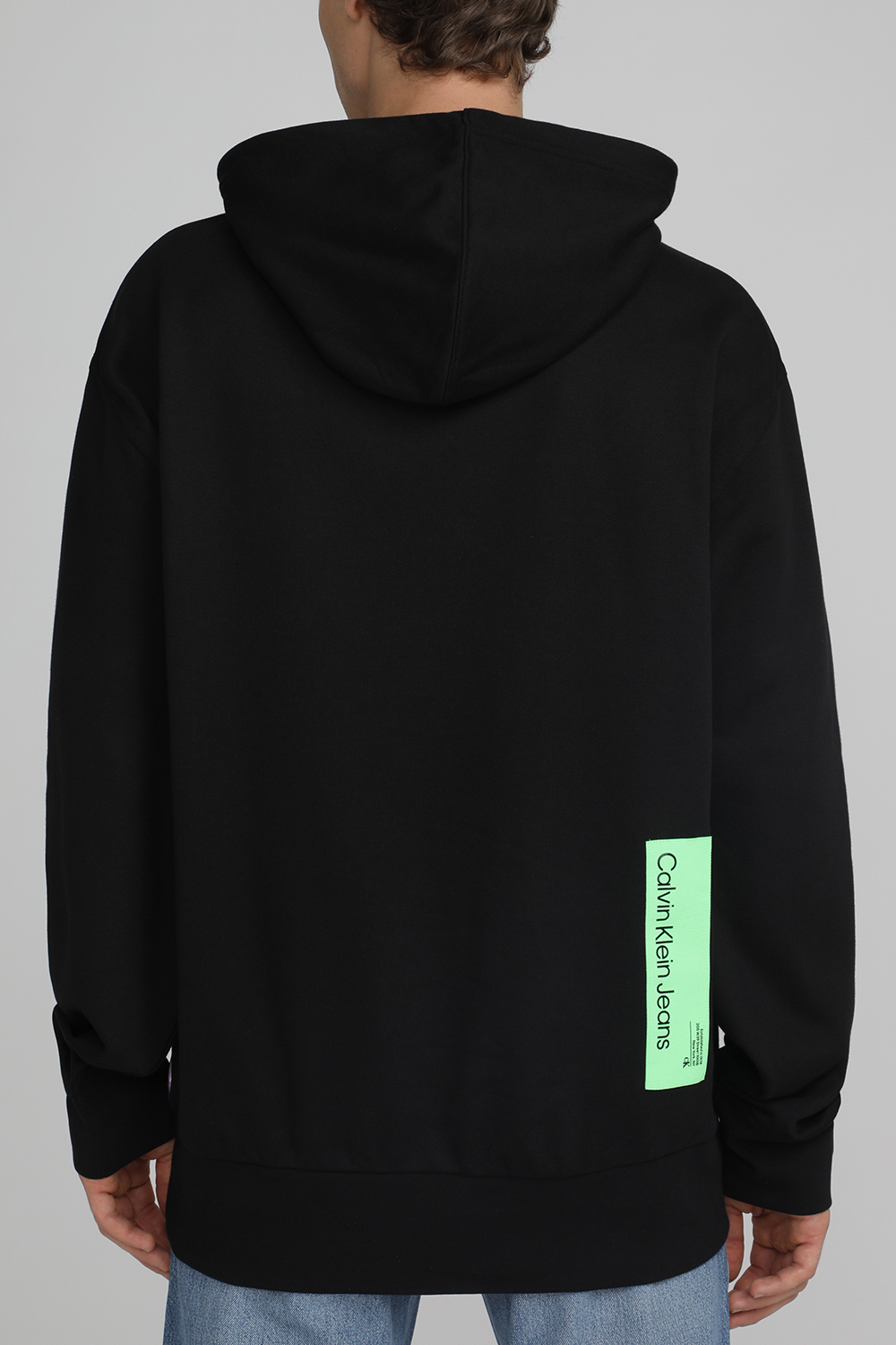 תמונת דוגמן אחורית של סווטשירט קפוצ'ון מכותנה אורגנית