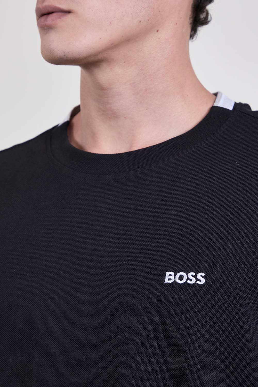 תמונת תקריב דוגמן של חולצת טי בגזרה ישרה