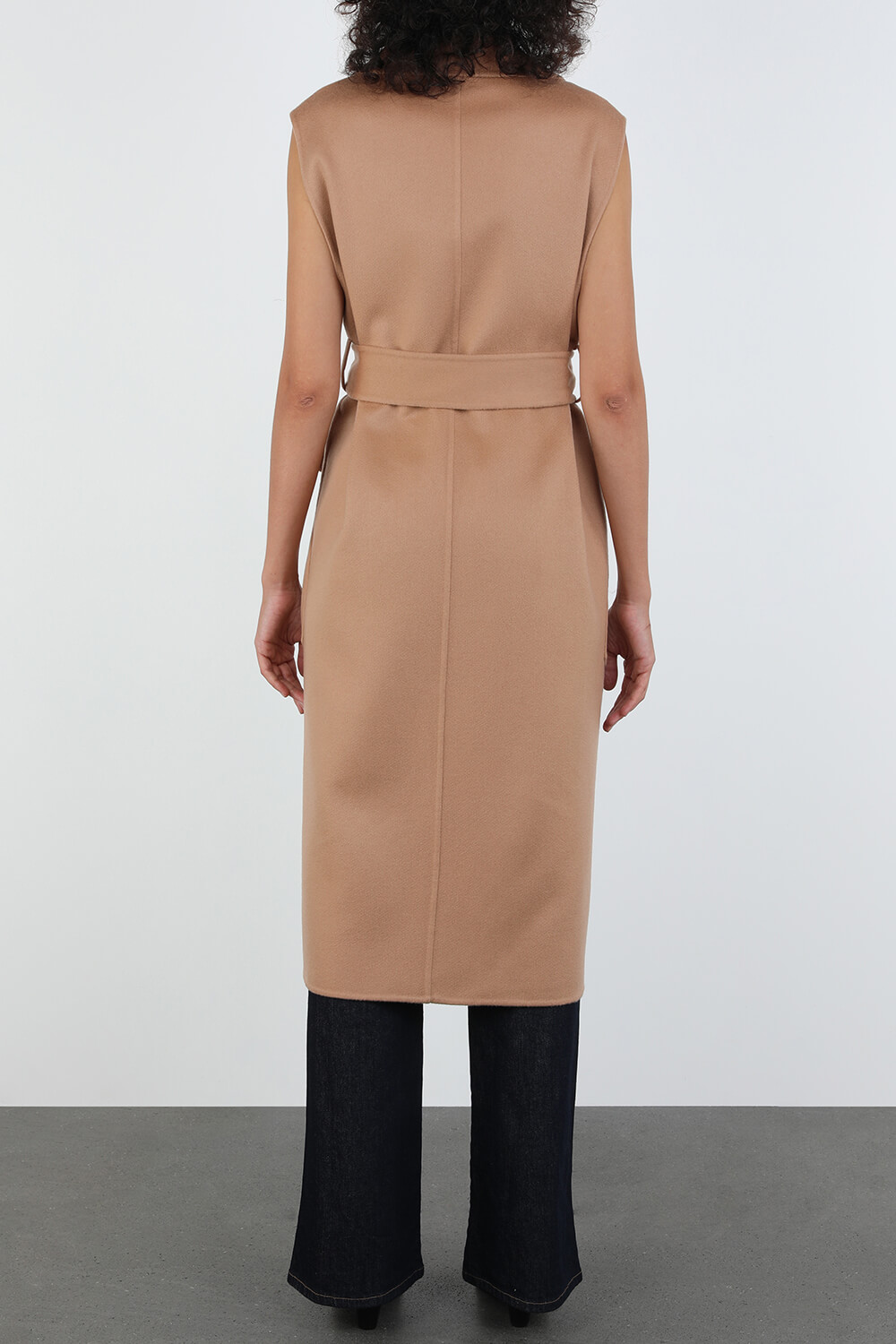 תמונת דוגמן אחורית של שמלת וסט מקשמיר בגוון בז'