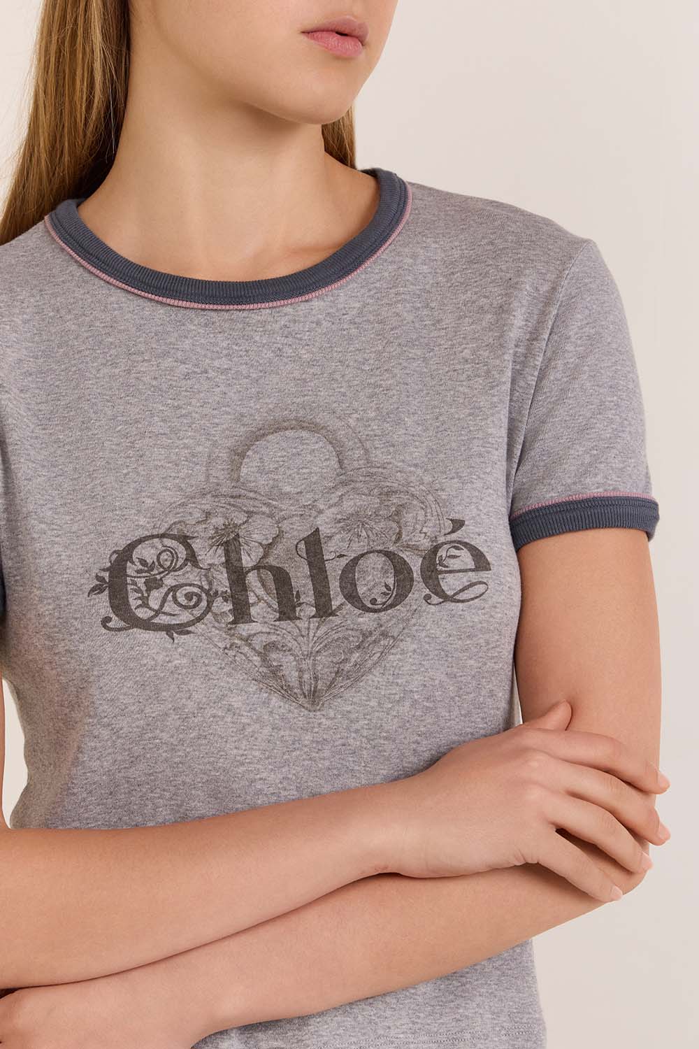 תמונת תקריב דוגמן של חולצת טי