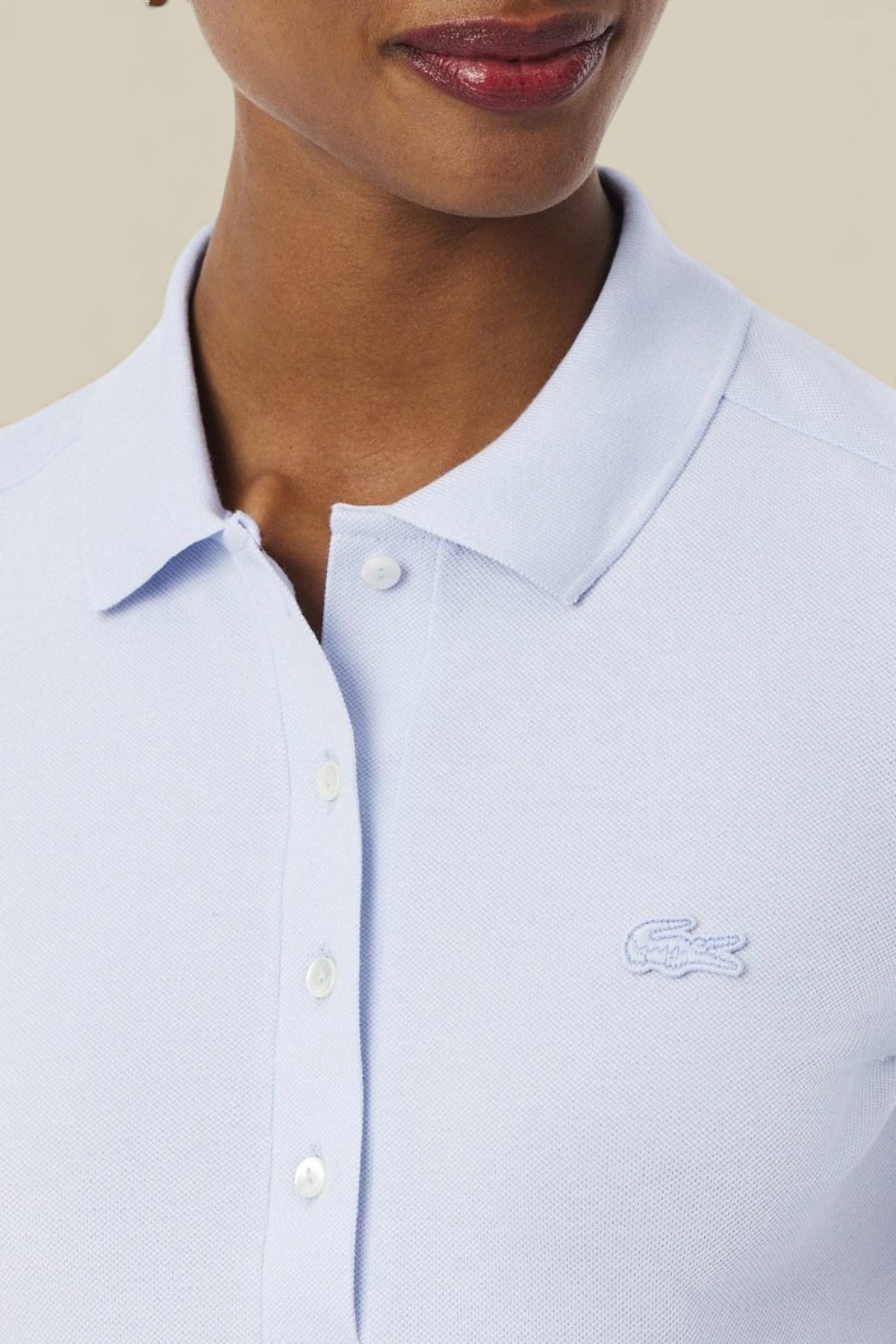 תמונת תקריב דוגמן של חולצת פולו קצרה