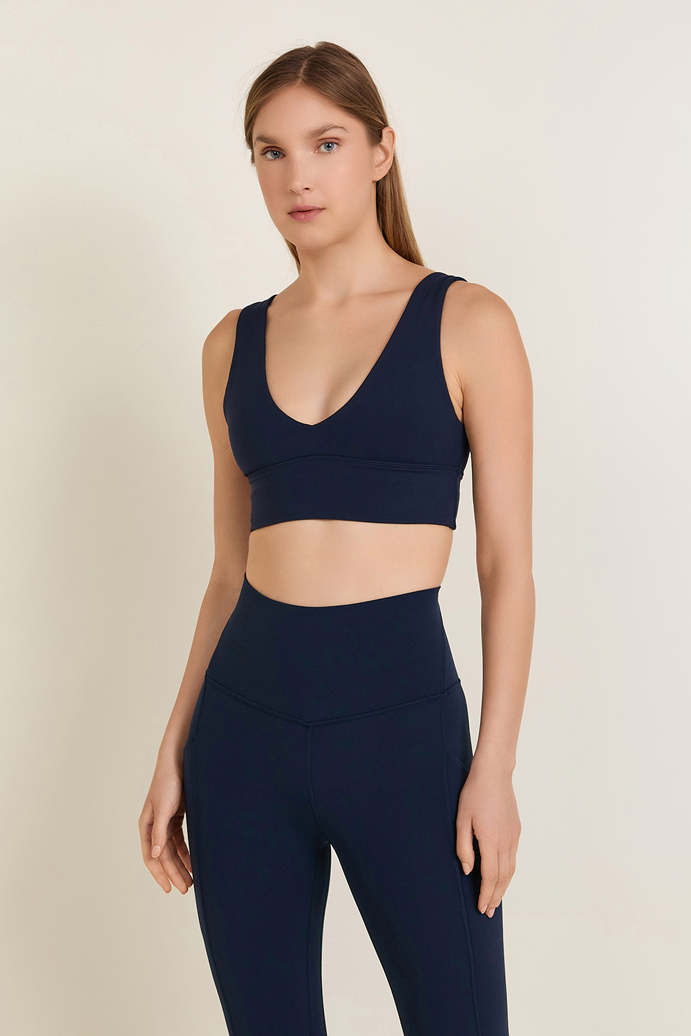 תמונת דוגמן קידמית של Align V Neck Bra A/B Cup