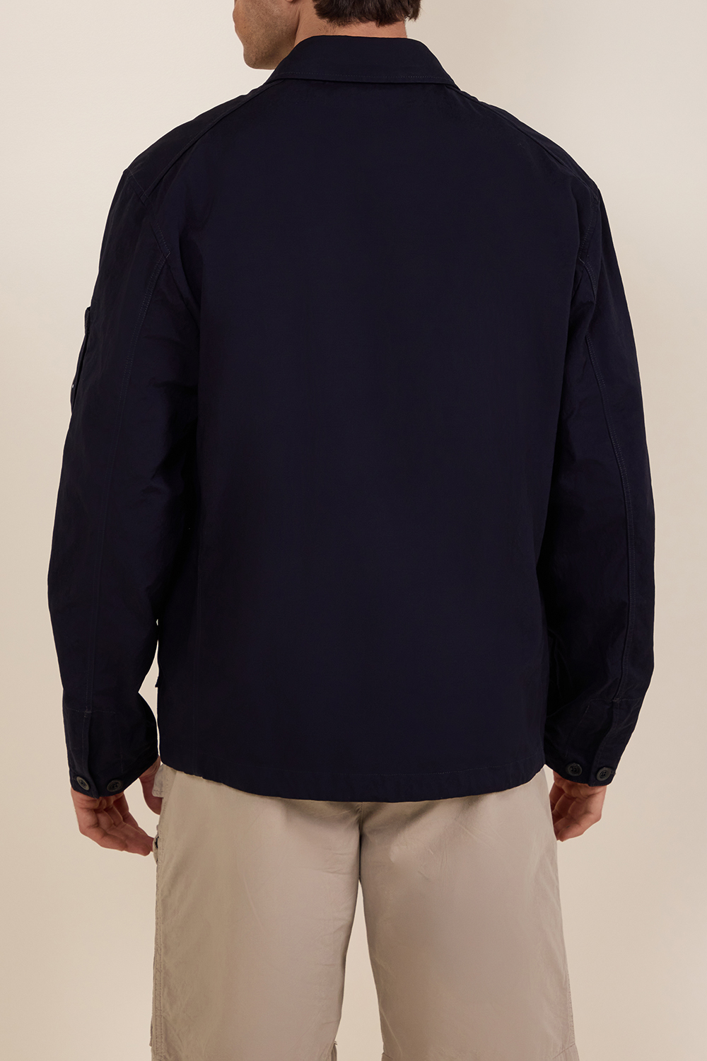 תמונת תקריב דוגמן של חולצת ז'קט