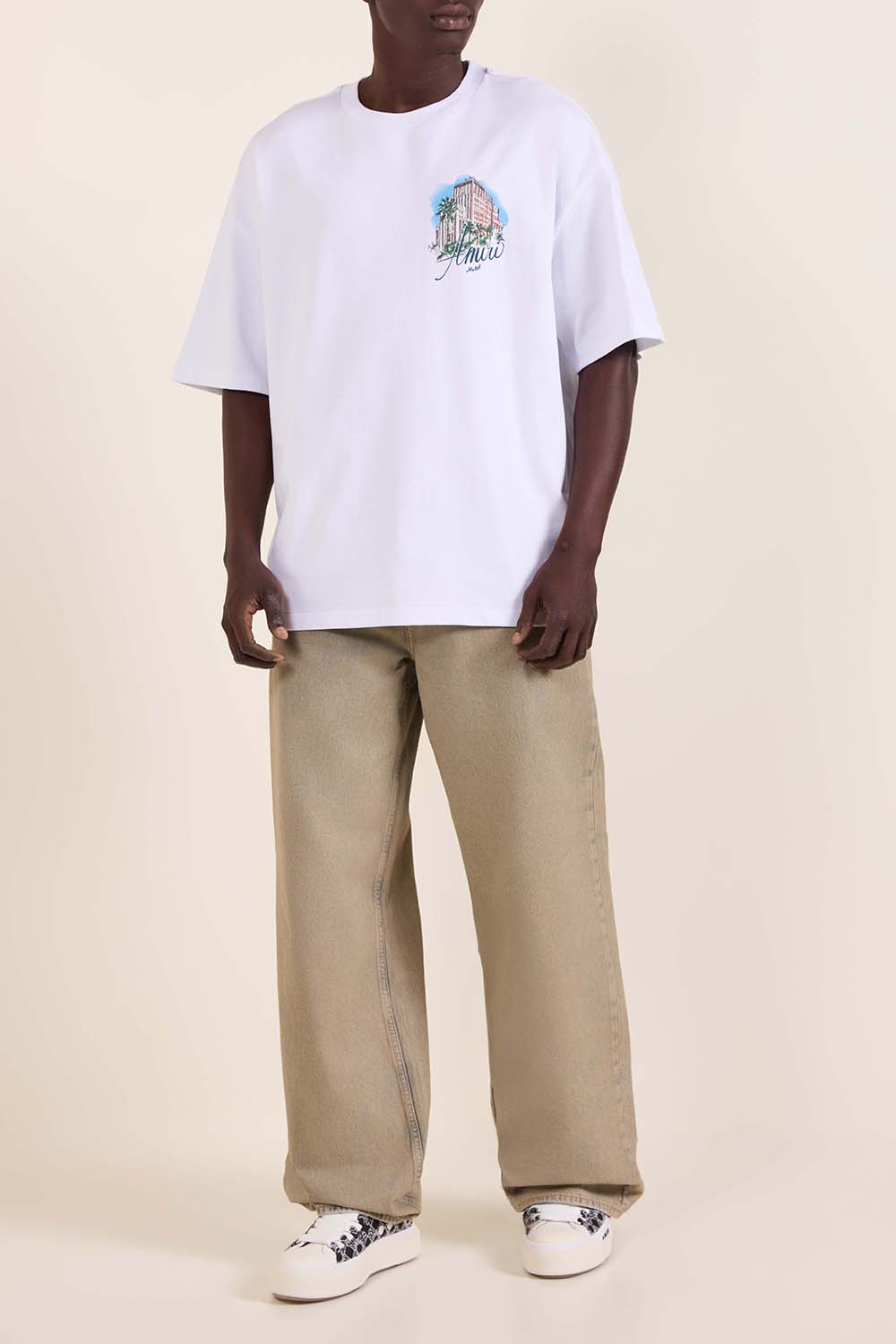 תמונת דוגמן קידמית של נעלי סניקרס