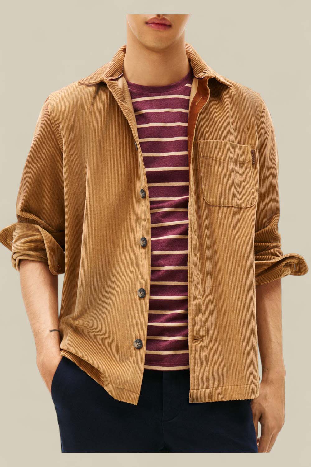 תמונת דוגמן קידמית של חולצת קורדרוי מכופתרת