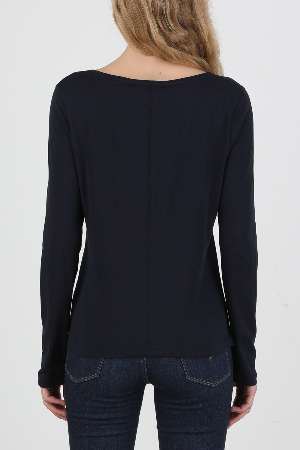 תמונת דוגמן אחורית של Long Sleeve V-Neck T-Shirt in Dark Blue