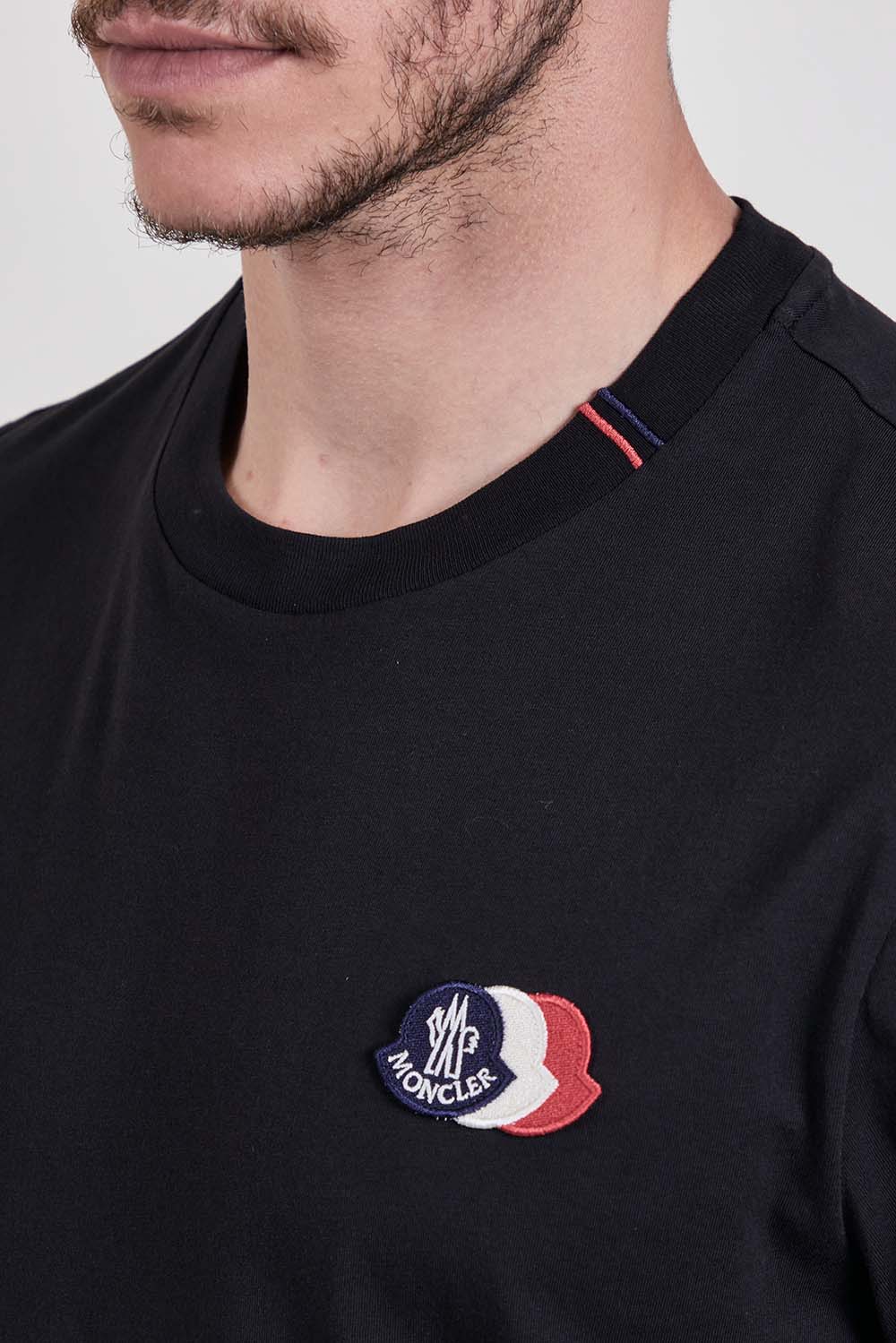 תמונת תקריב דוגמן של חולצת טי בגזרת סלים