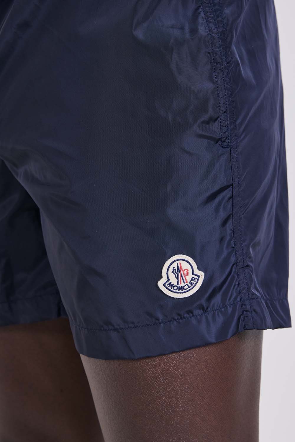 תמונת תקריב דוגמן של מכנסי בגד ים