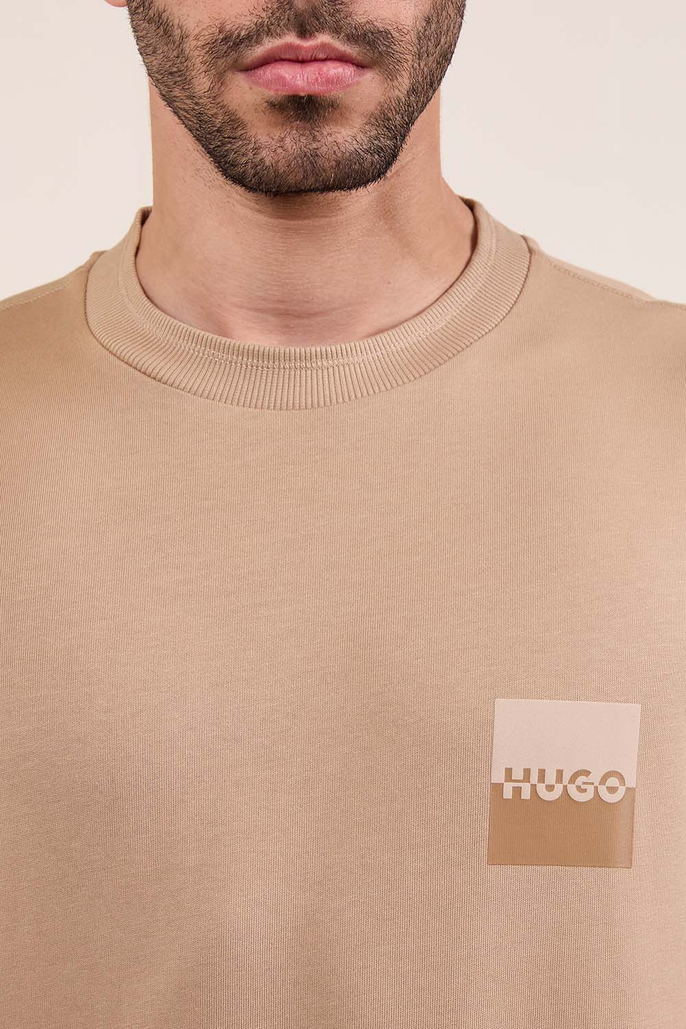 תמונת תקריב דוגמן של חולצת טי