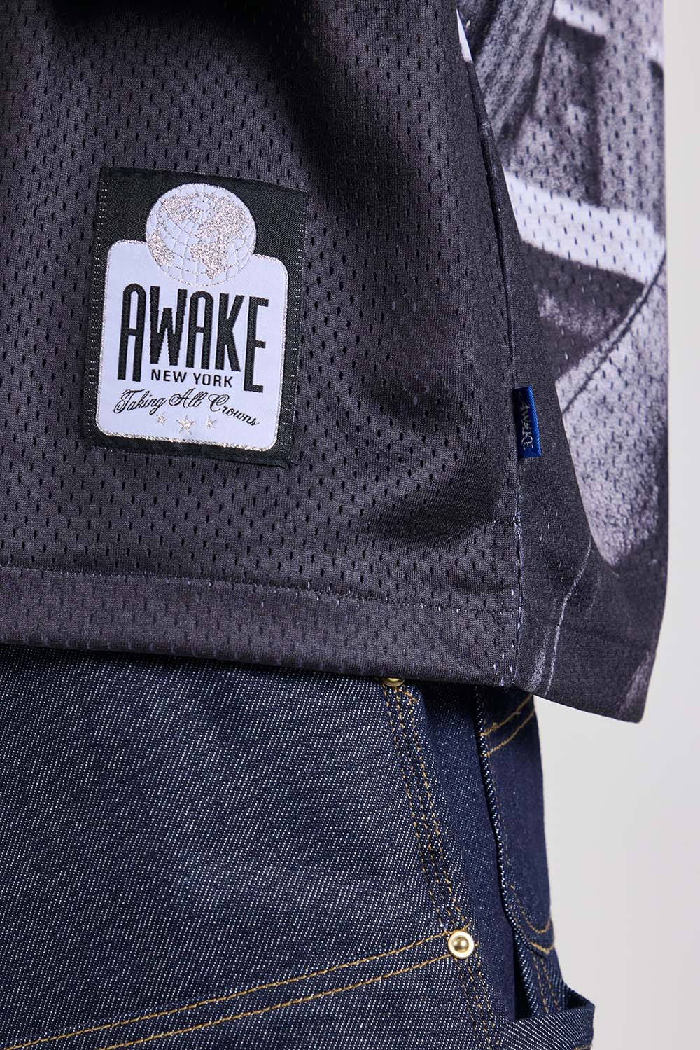 תמונת תקריב דוגמן של חולצת הוקי אוייק ניו יורק X ביג אל