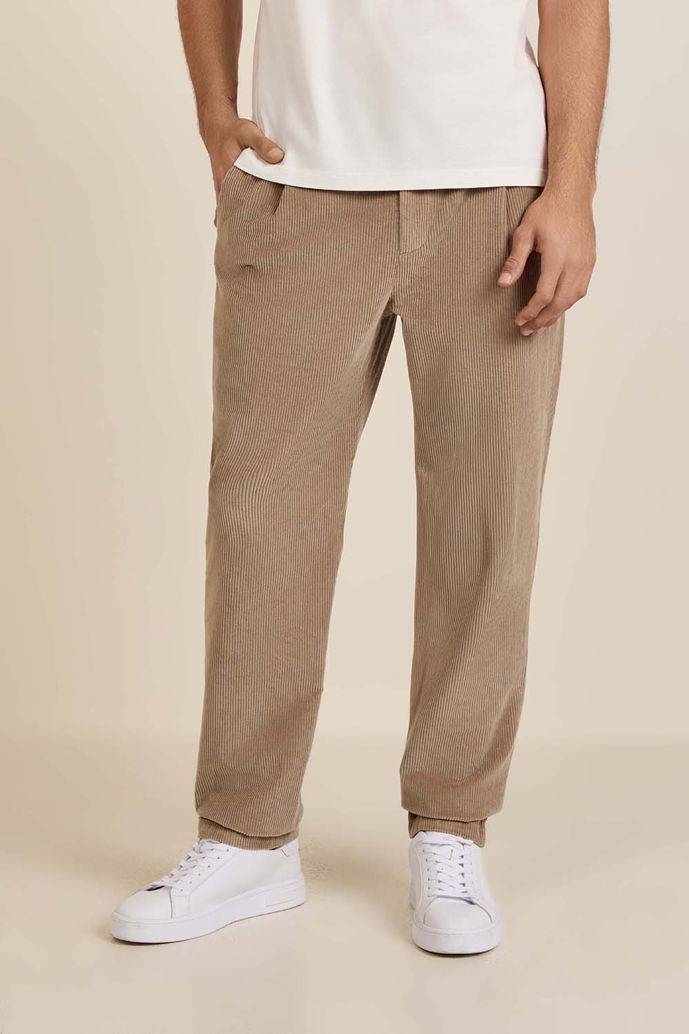 תמונת דוגמן קידמית של מכנסי קורדרוי