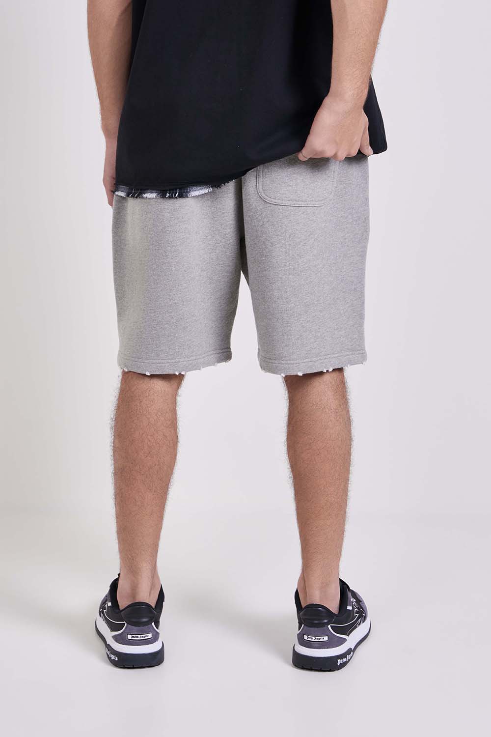 תמונת דוגמן אחורית של מכנסי ג'וגר קצרים