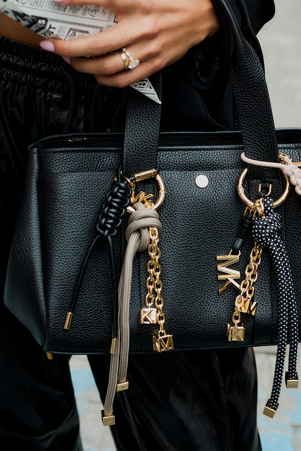 תמונת אווירה של צ'ארם לתיק