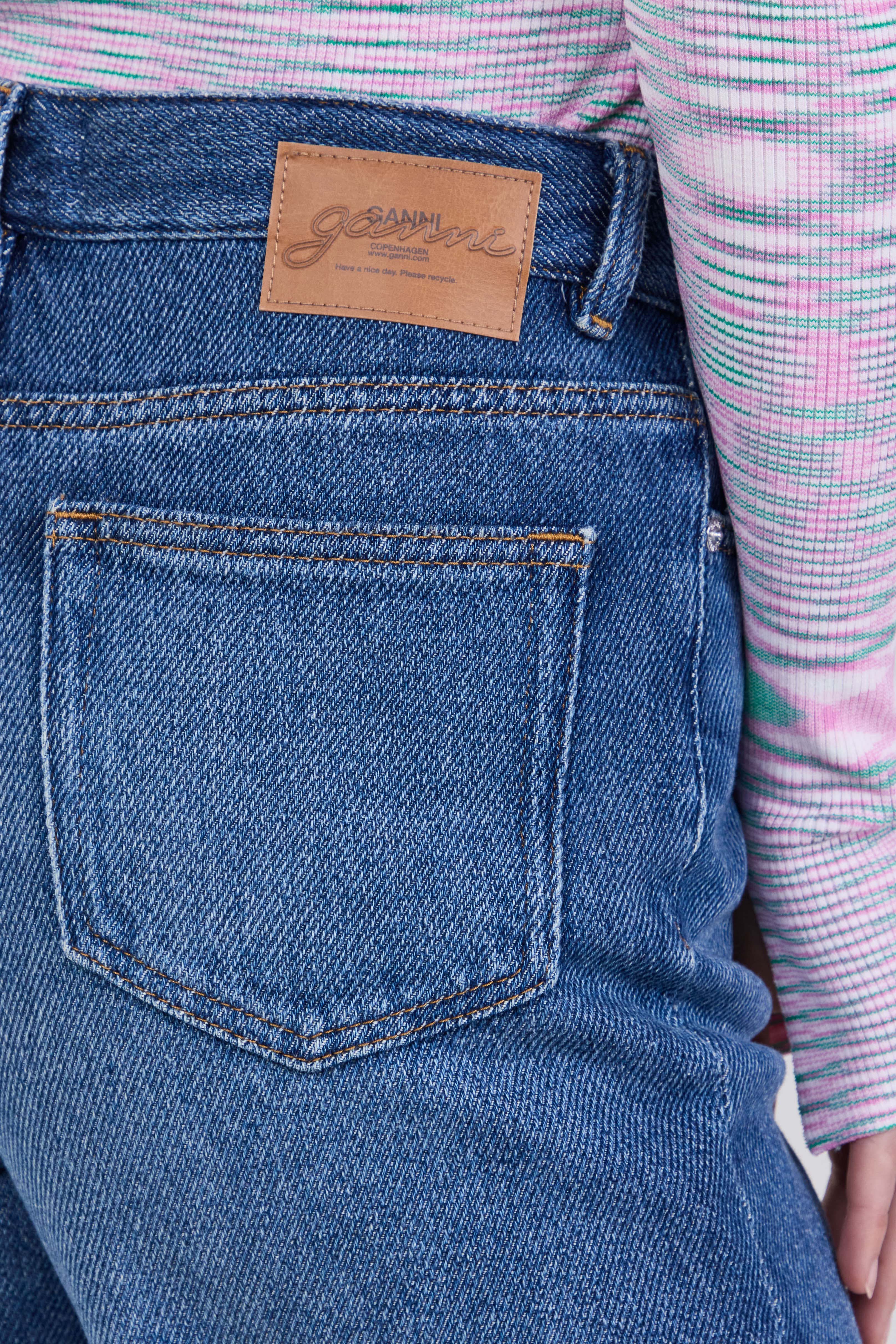 תמונת תקריב דוגמן של מכנסי ג'ינס באגי