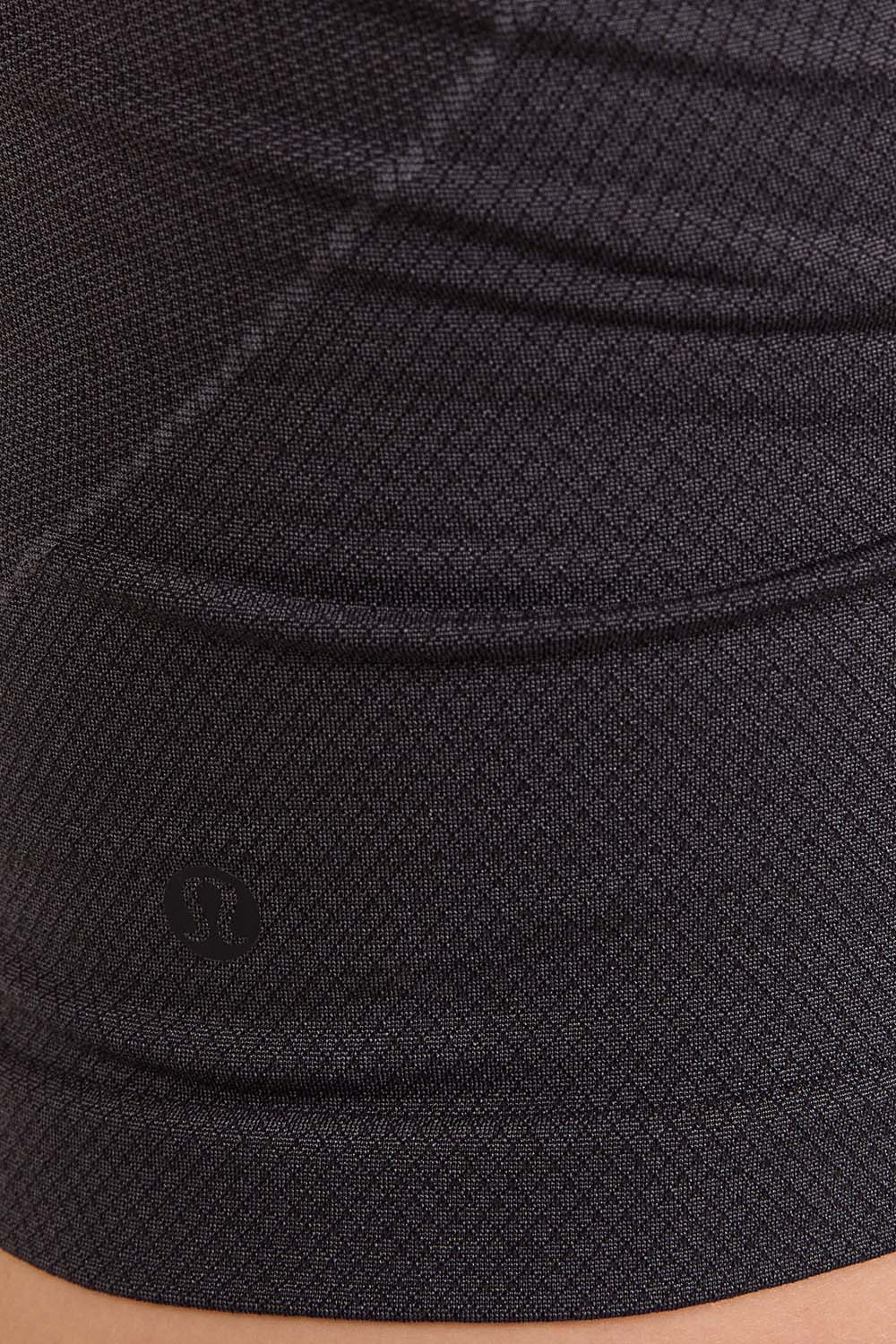 תמונת תקריב דוגמן של Get Low Crossback Training Tank