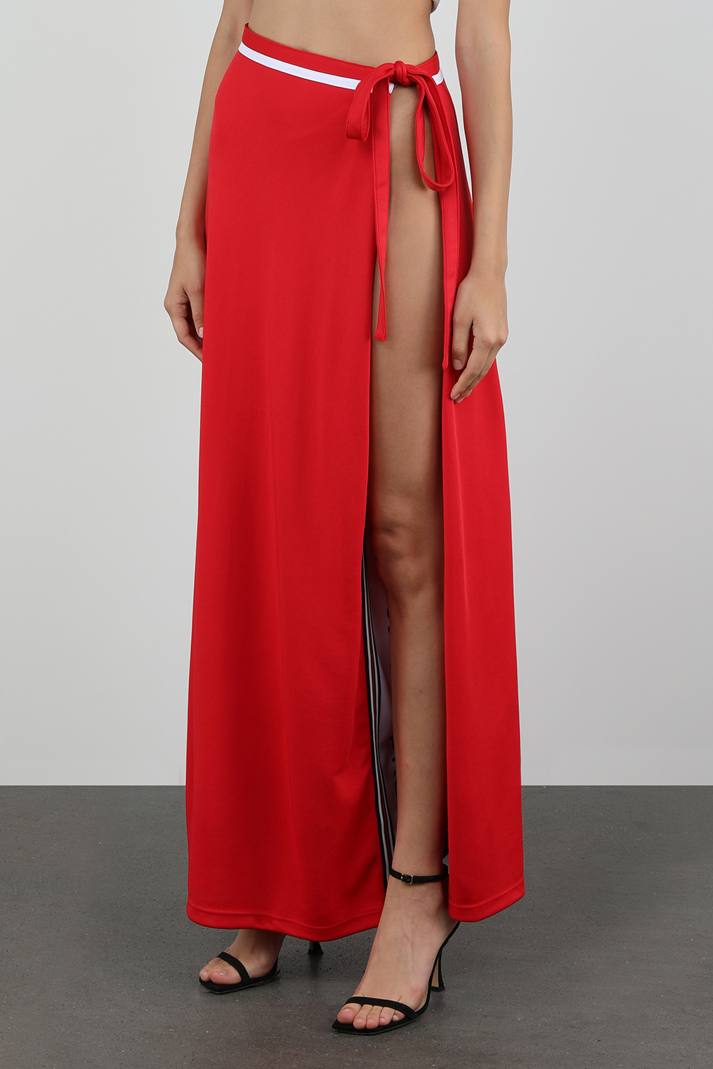 תמונת דוגמן קידמית של פילה X וואי פרוג'קט חצאית מקסי אדומה עם שסע