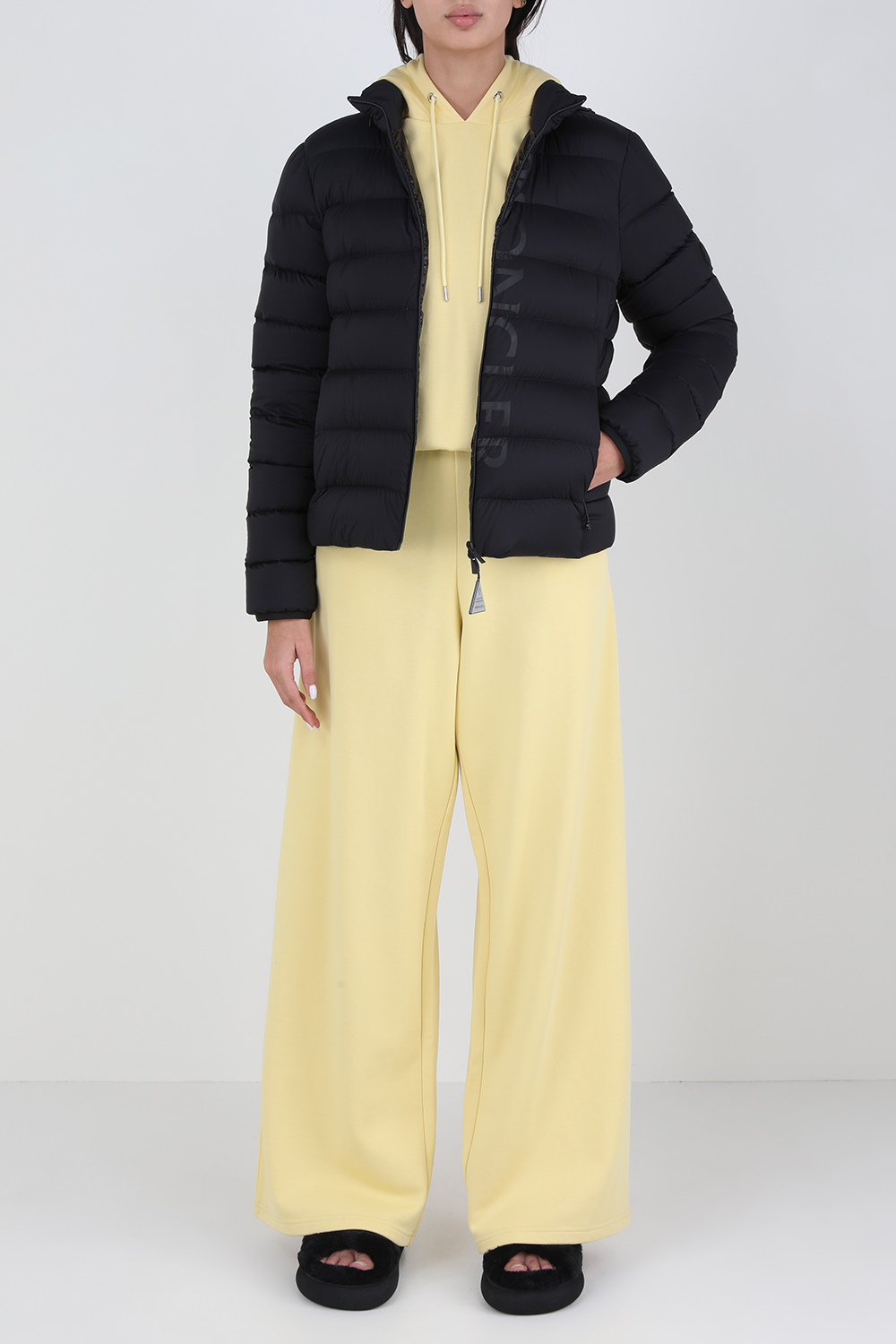 תמונת דוגמן קידמית של סנדלי פרווה טבעונית