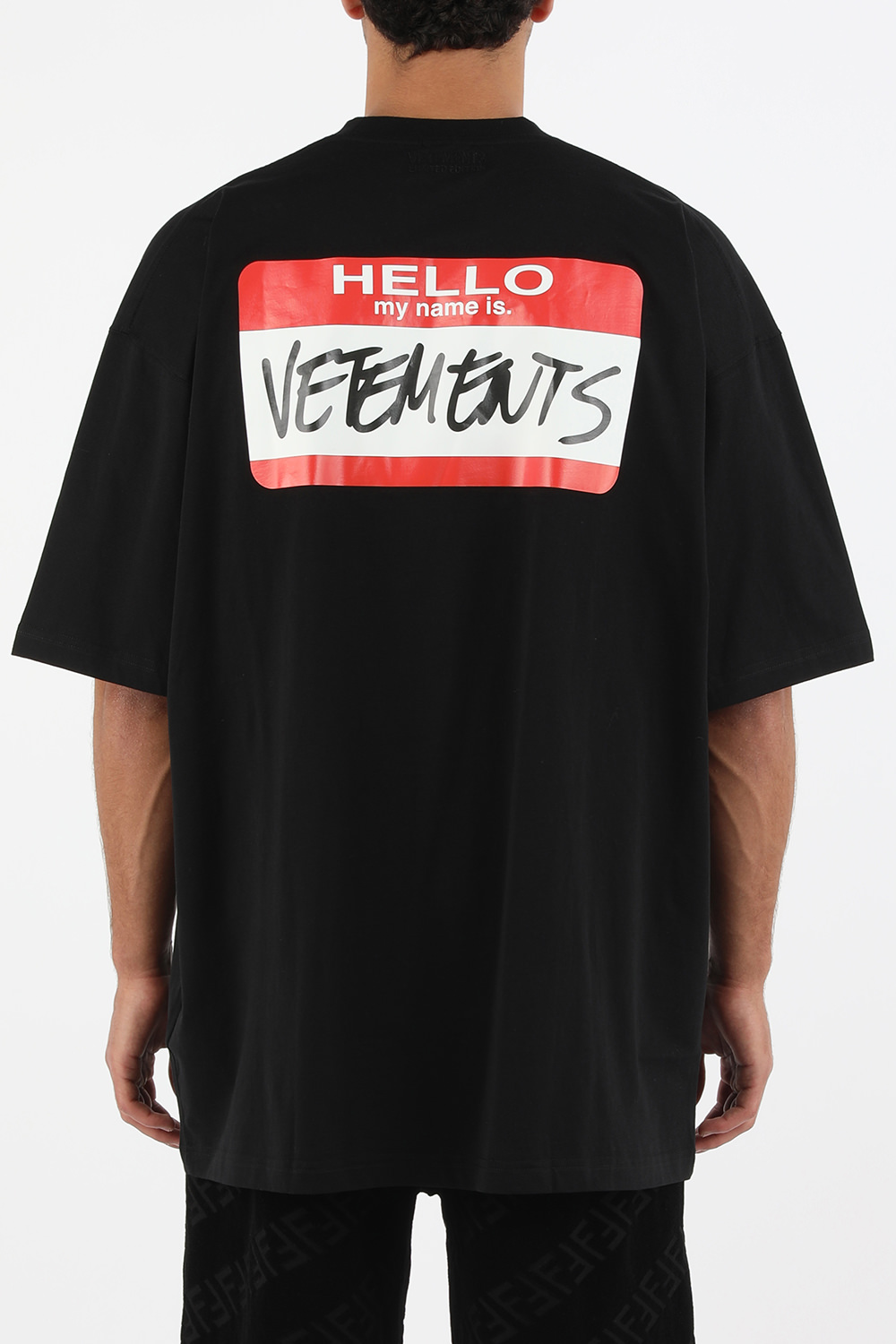 תמונת דוגמן אחורית של טי שירט קצרה מיי ניים איז בגוון שחור