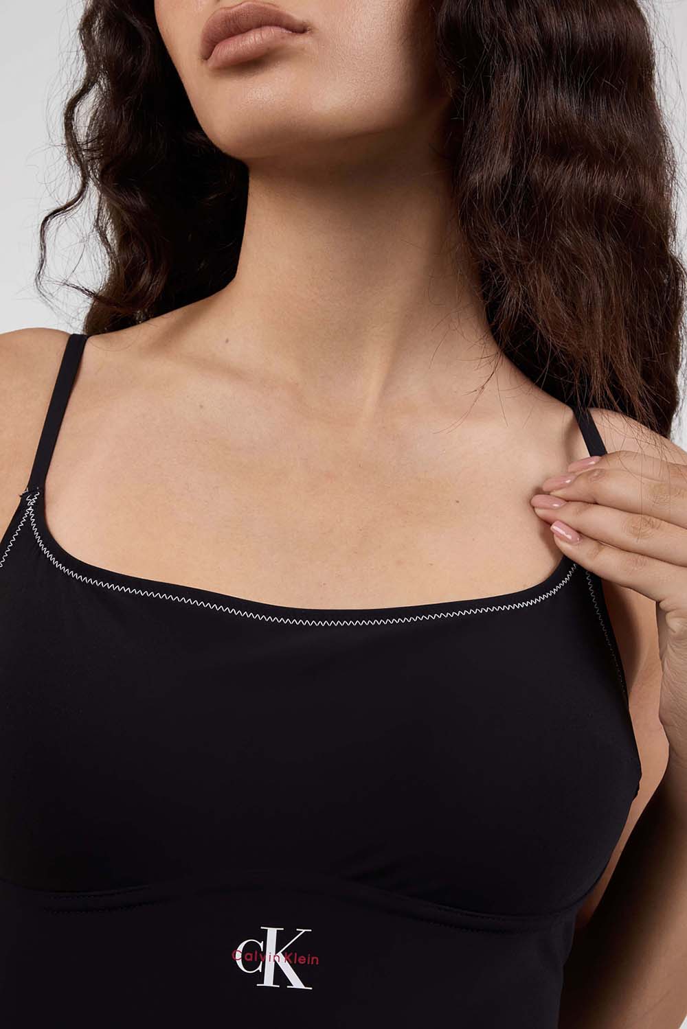 תמונת תקריב דוגמן של בגד ים שלם