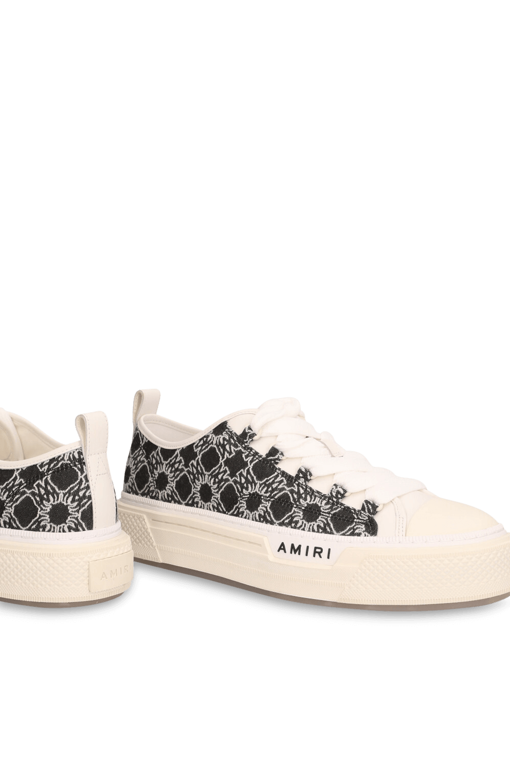 תמונת תקריב של נעלי סניקרס