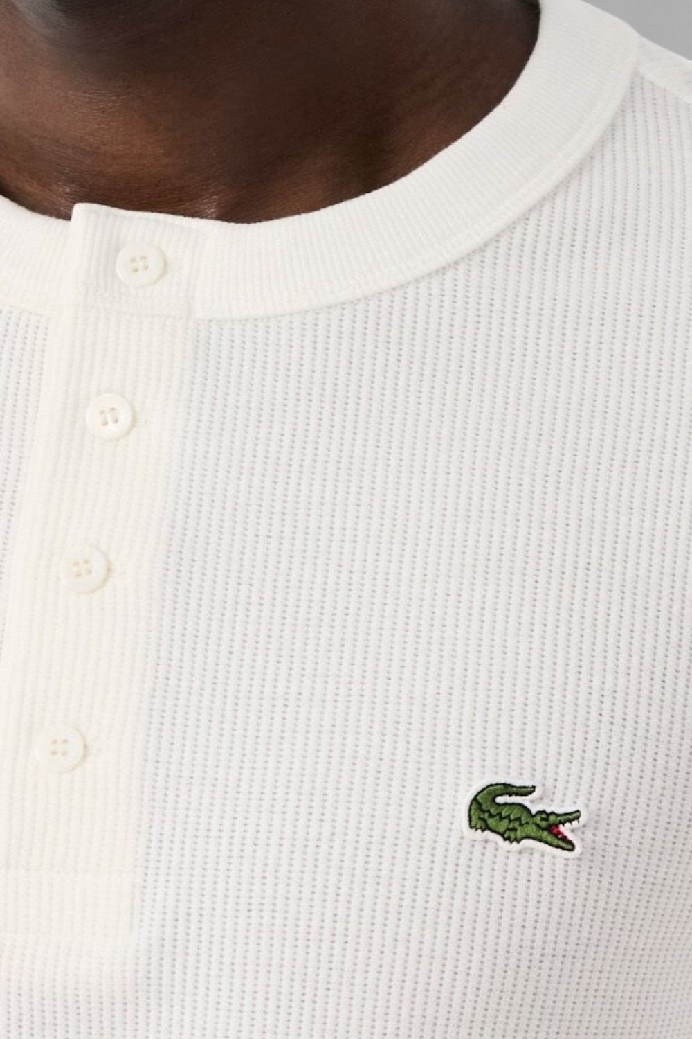 תמונת תקריב דוגמן של חולצת טי