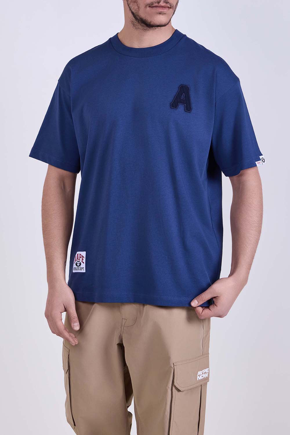 תמונת דוגמן קידמית של חולצת טי בגזרה ישרה