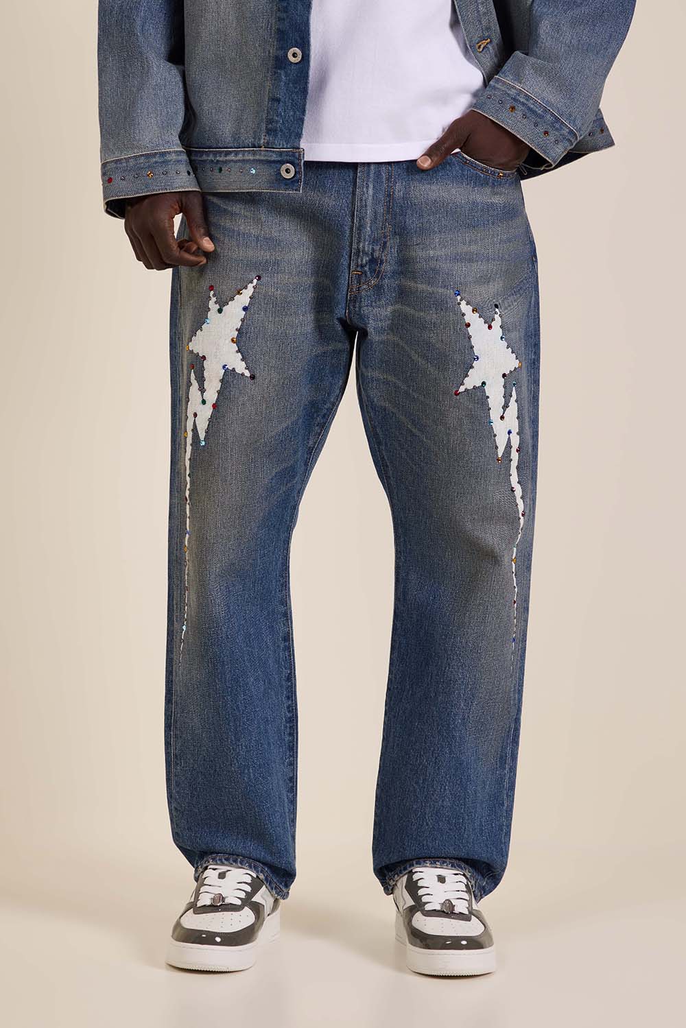 תמונת דוגמן קידמית של מכנסי ג'ינס בגזרה ישרה בשיבוץ אבנים